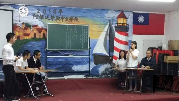 高中部辯論比賽雙方依不同立場來陳述及反駁。