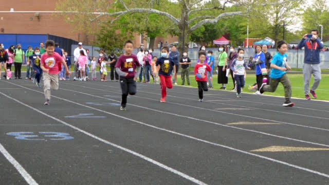 開始進行分級、分齡的賽跑項目