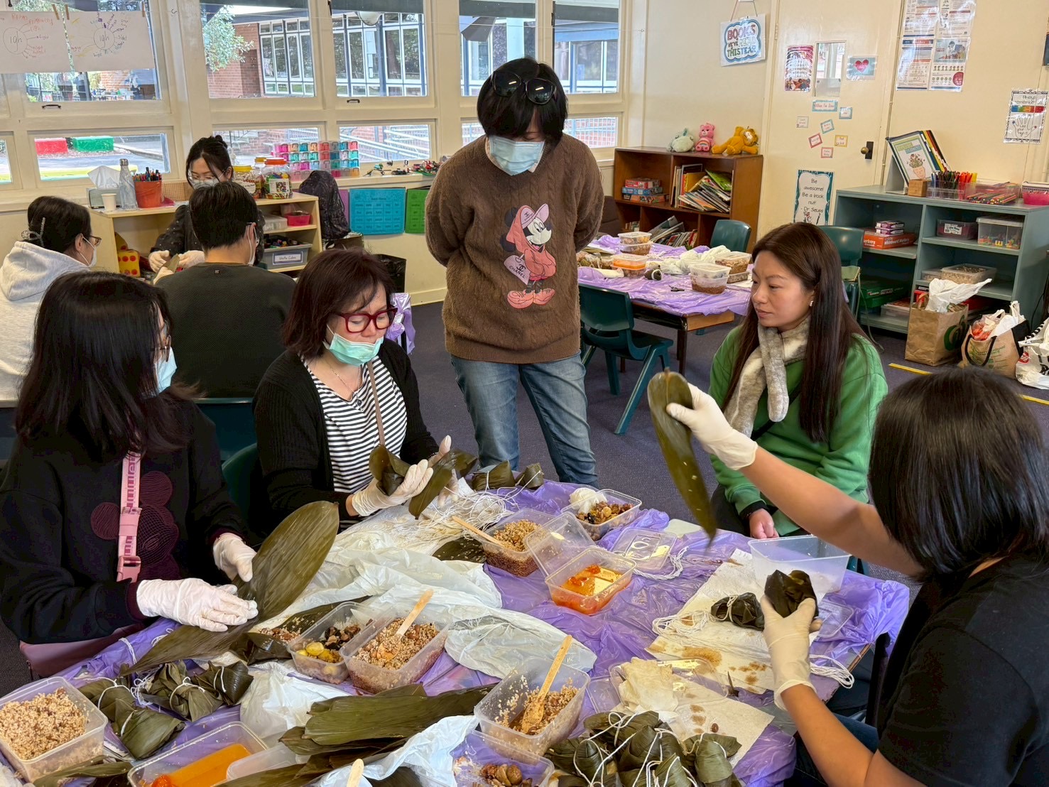 家長都覺得包粽子的技巧不少, 但也深知熟能生巧, 未來要多多練習