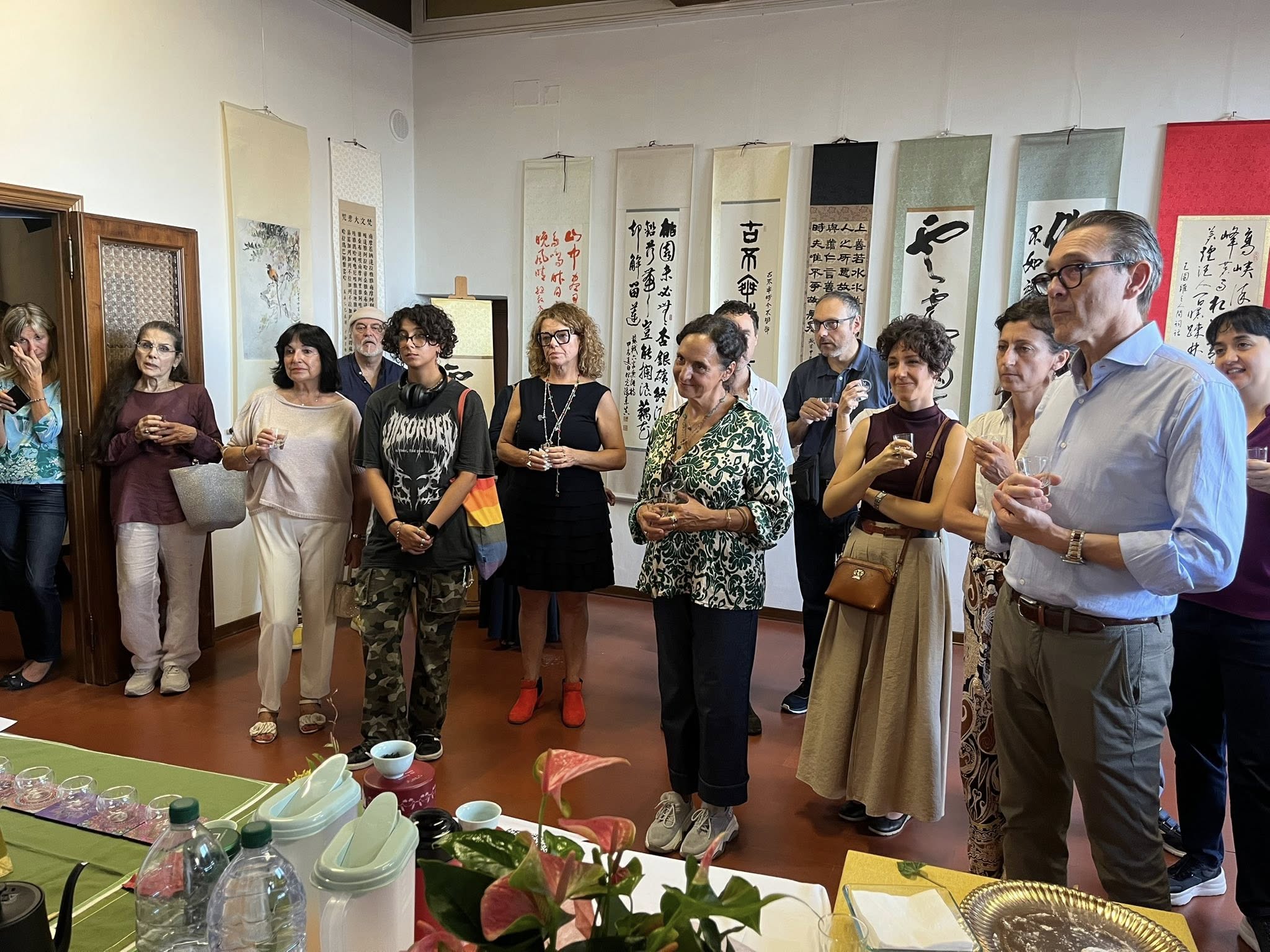 李老師於臺灣畫展閉幕當天表演臺灣茶道