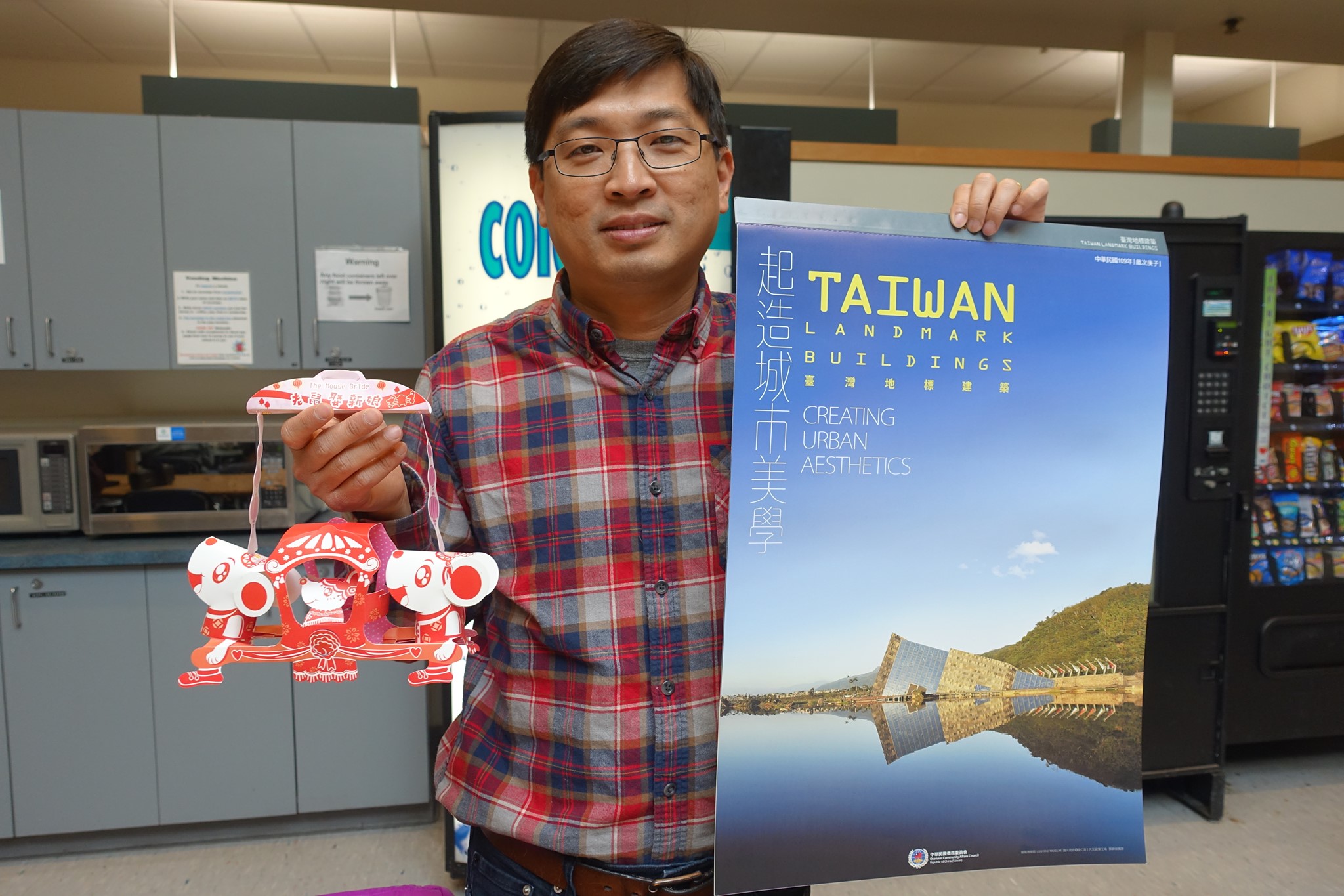 來賓領取僑委會致贈的年曆