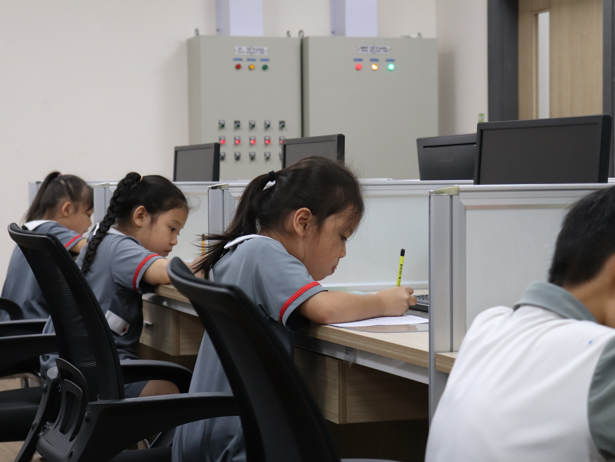 孩子專心的將文字完成。