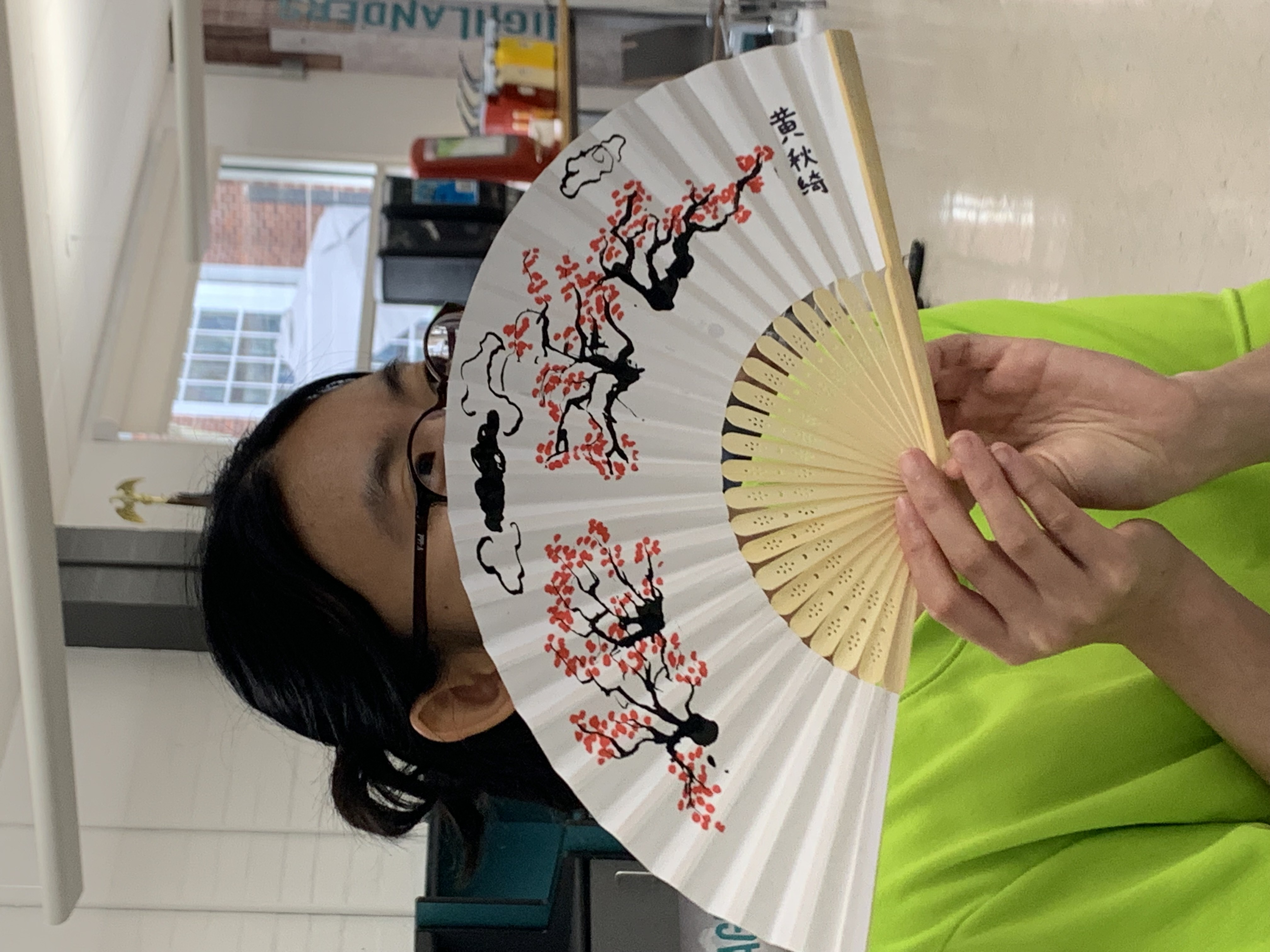 學生黃秋綺說我竟然可以在扇子畫畫，還可簽上中文名字，太有成就感。