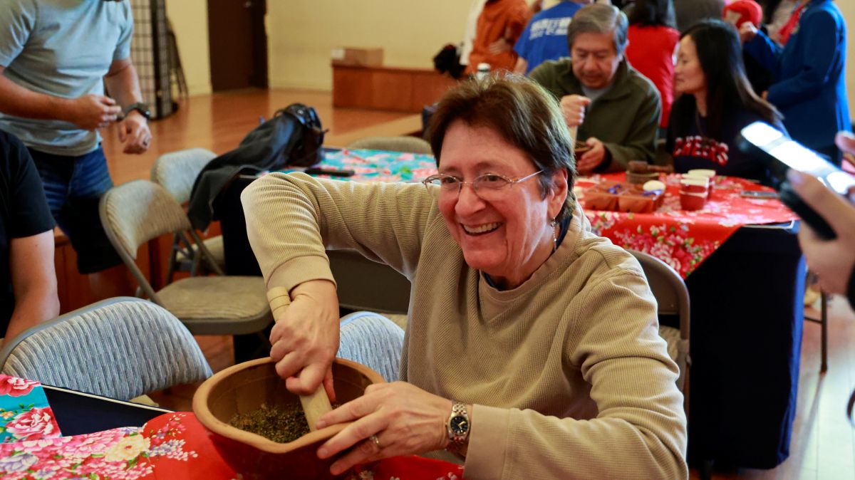 玩得像小孩子一樣，非常開心。第一次接觸擂茶，親手操作的過程既有趣又新鮮。