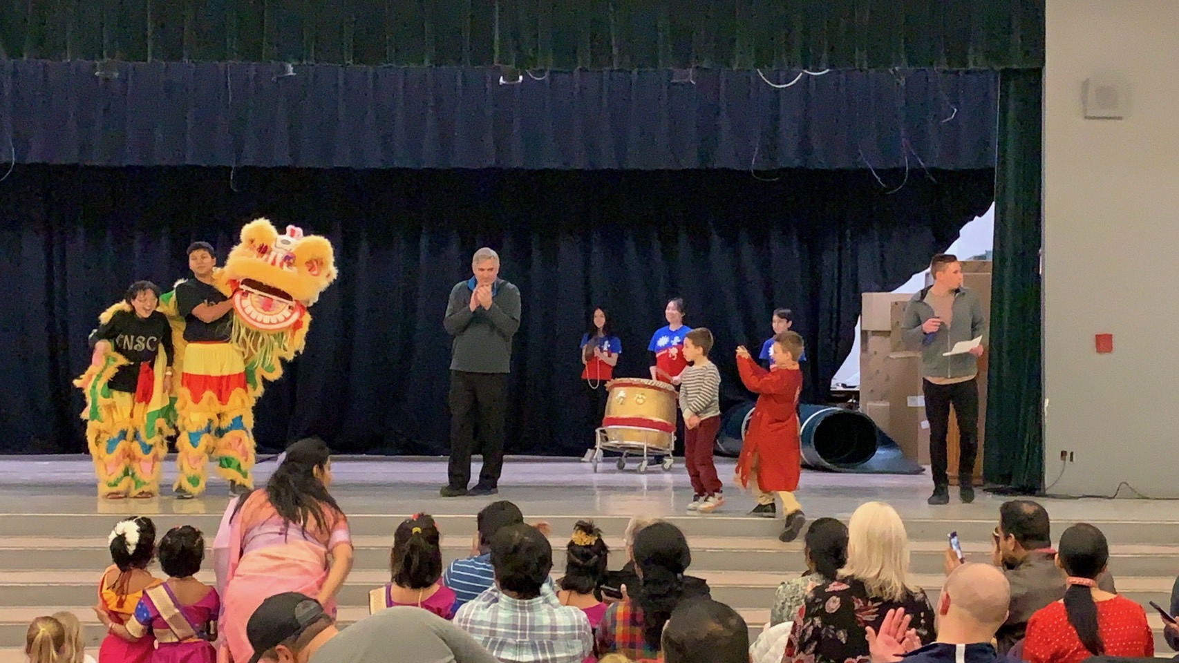 Palatine 市長送紅包後 （穿灰衣）， 舞獅者謝幕。 