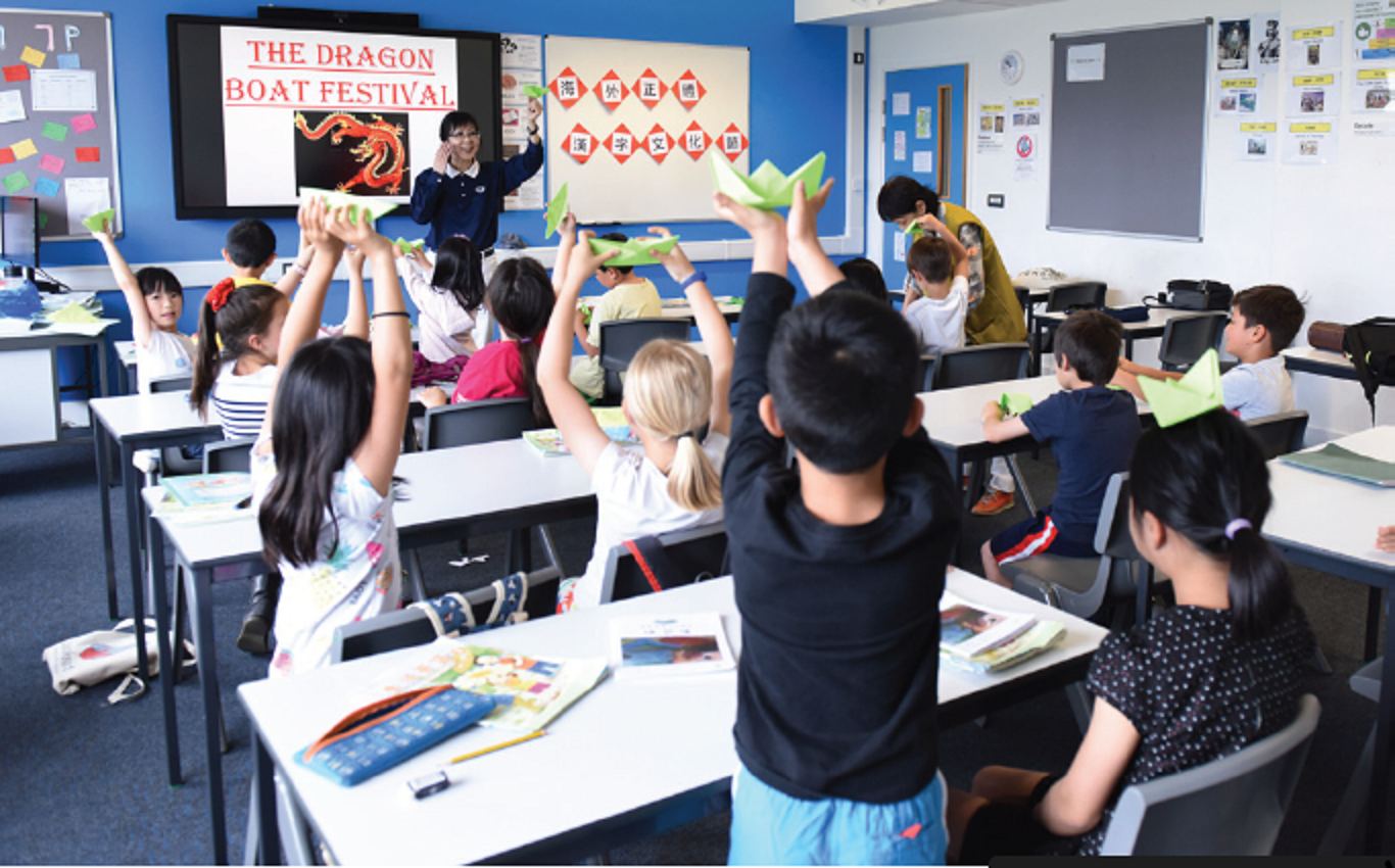 倫敦慈濟人文學校文化老師教導學子摺紙龍舟