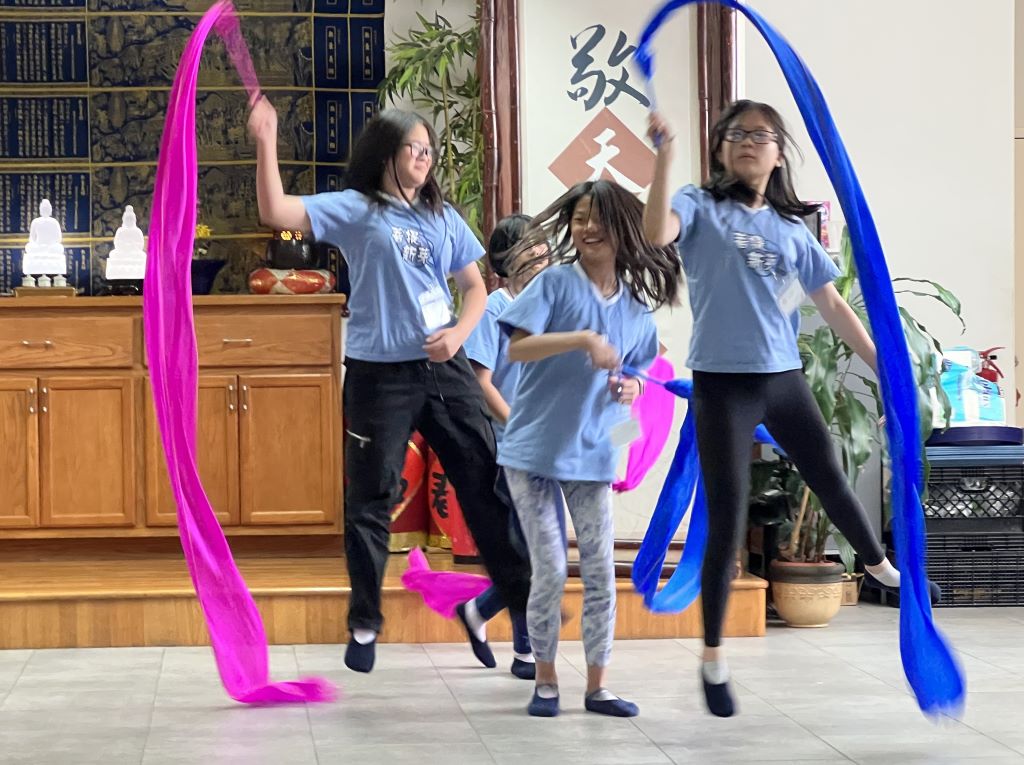 跳彩帶舞是這麼的快樂