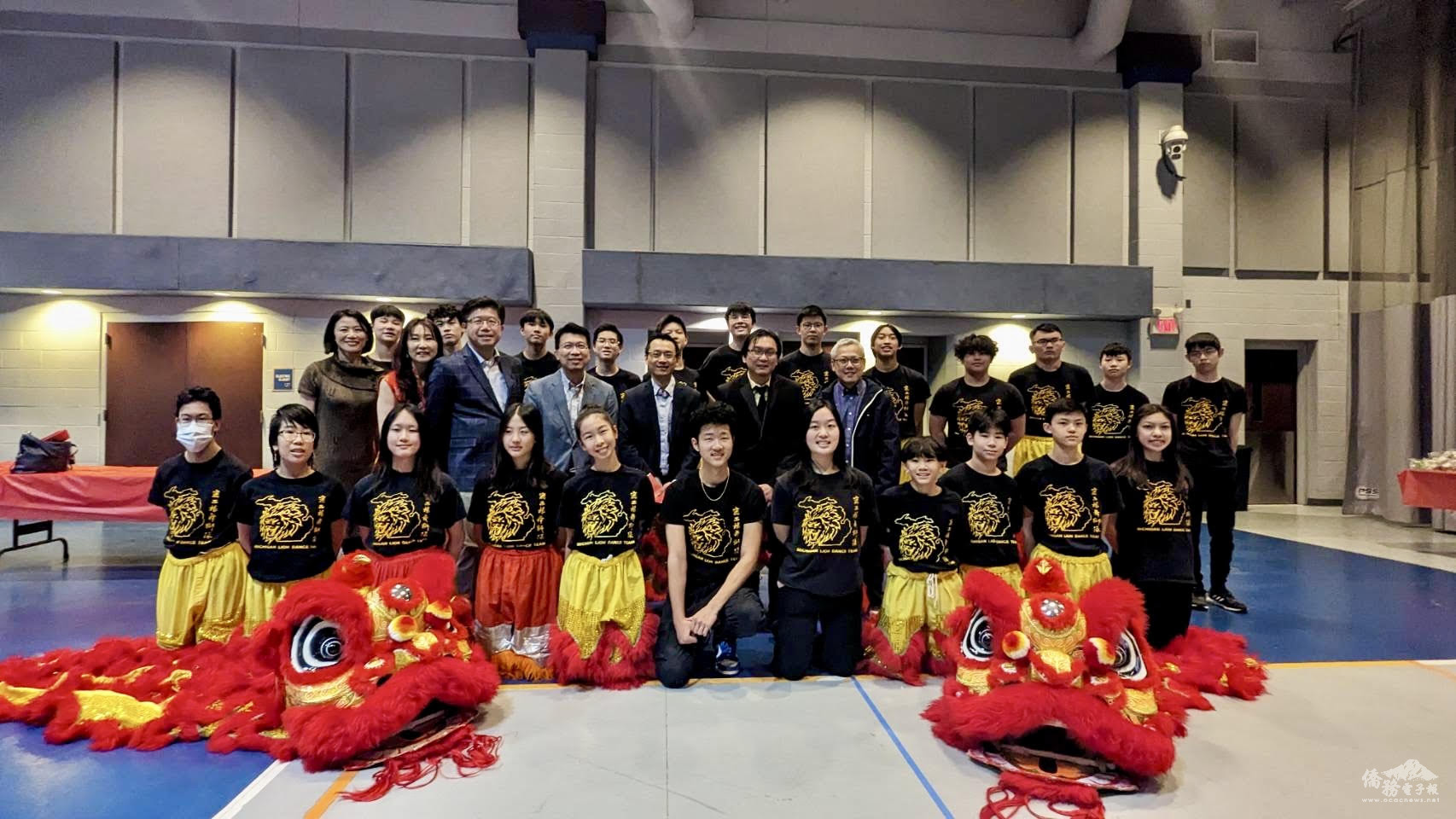 密西根舞獅隊多為密西根中文學校學生，和歷任校長陳臻（第二排左1）、方聖風（第二排左至右）、陳彥良、鄭偉明、馬文豪合影