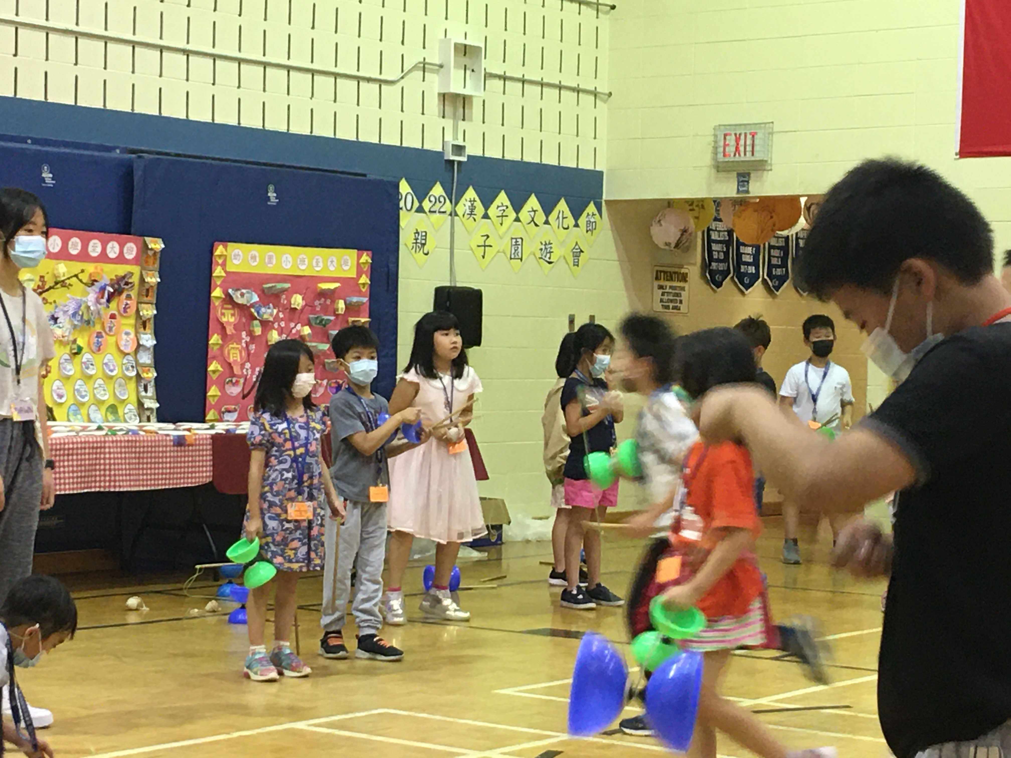 於園遊會小朋友參與扯鈴活動