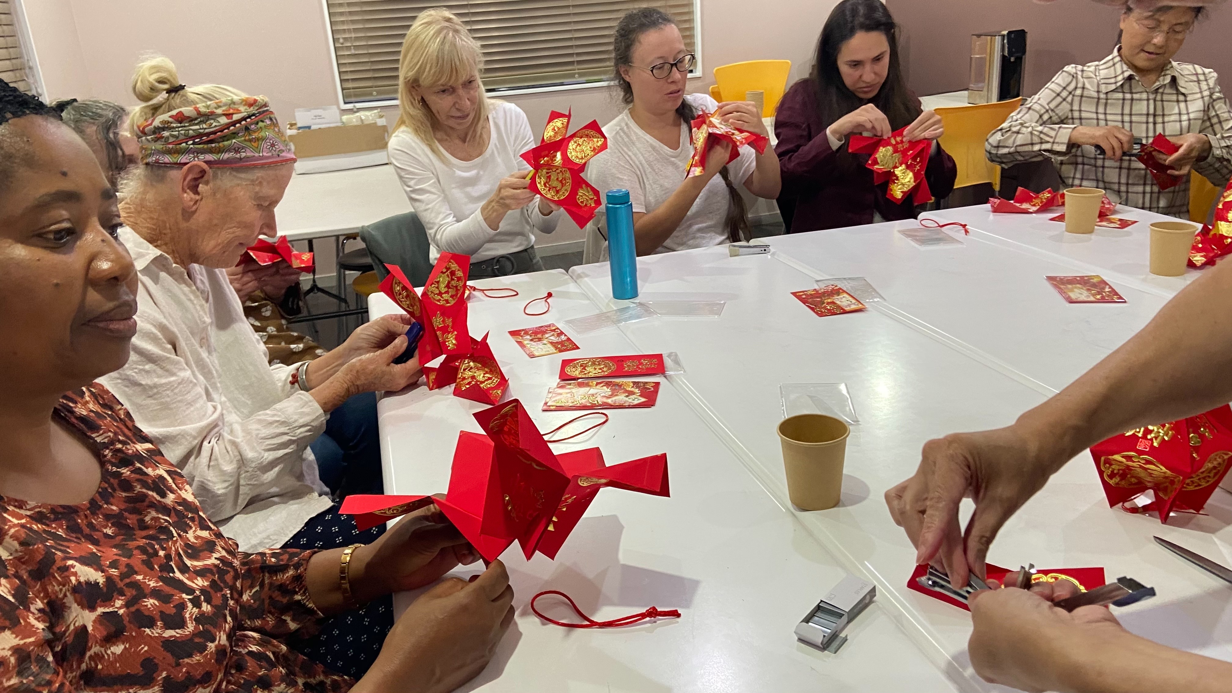大家一起動手，認真地用紅包袋摺成小燈籠