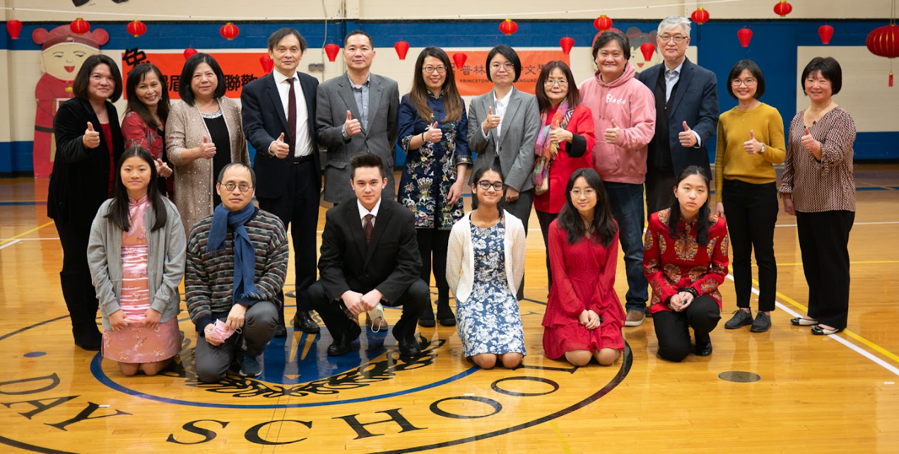 貴賓、行政團隊以及十年級司儀們合影