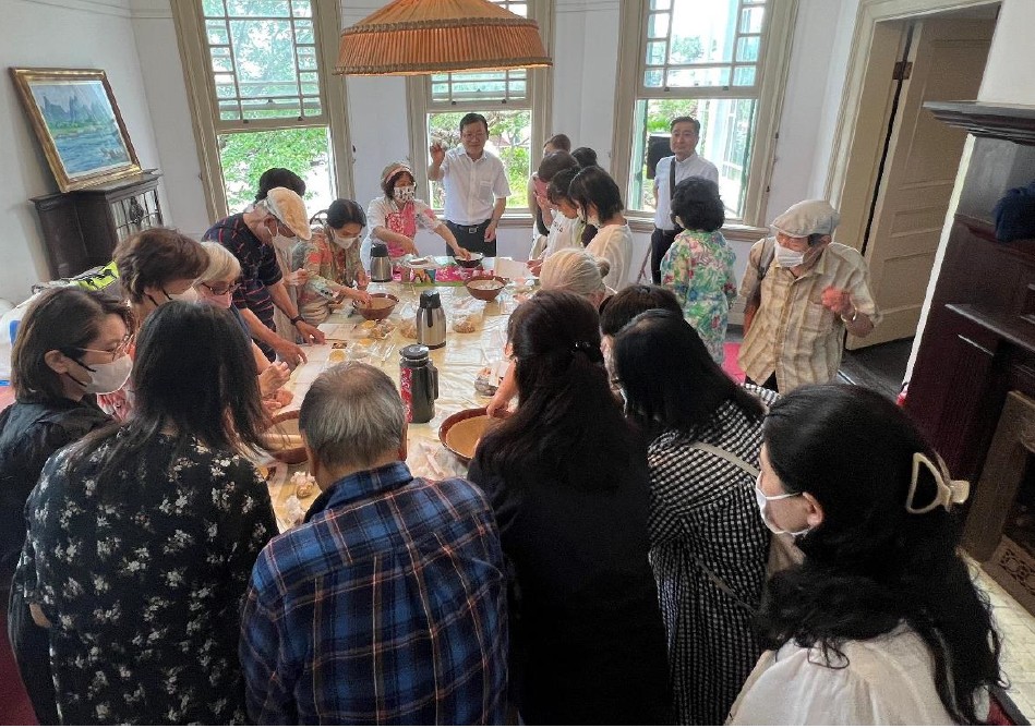 神戶的僑胞們聚精會神聽著陳洳豔校長講解客家擂茶的材料