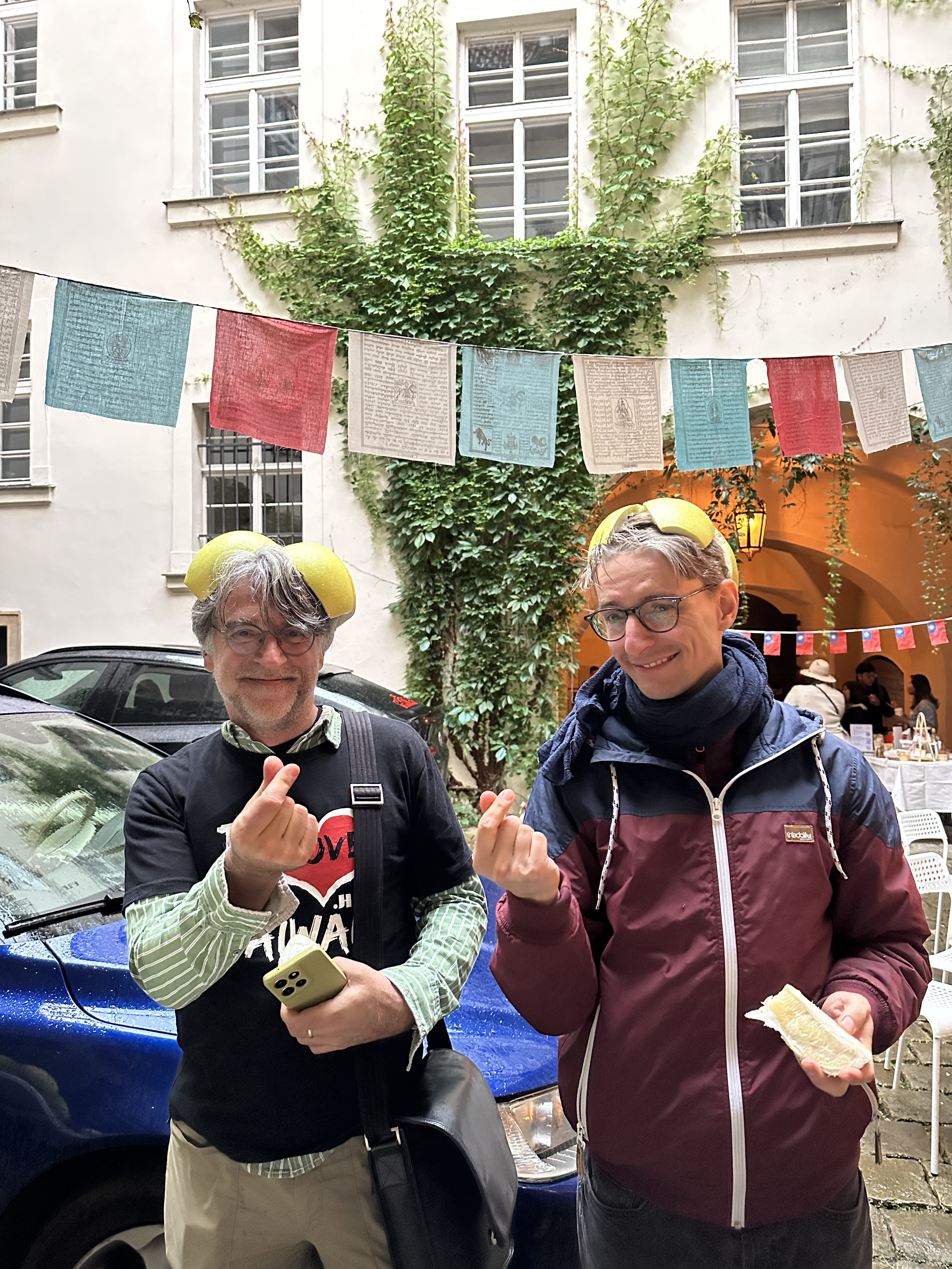 剝柚子，體驗臺灣小孩童年樂趣