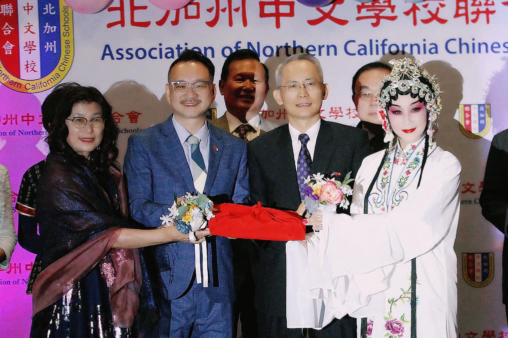 中華民國「僑務委員會」阮昭雄副委員長與「駐舊金山經濟文化辦事處」賴銘琪處長監交