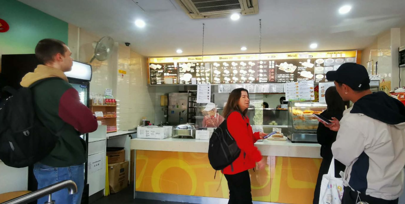 學生在包子店用中文點餐
