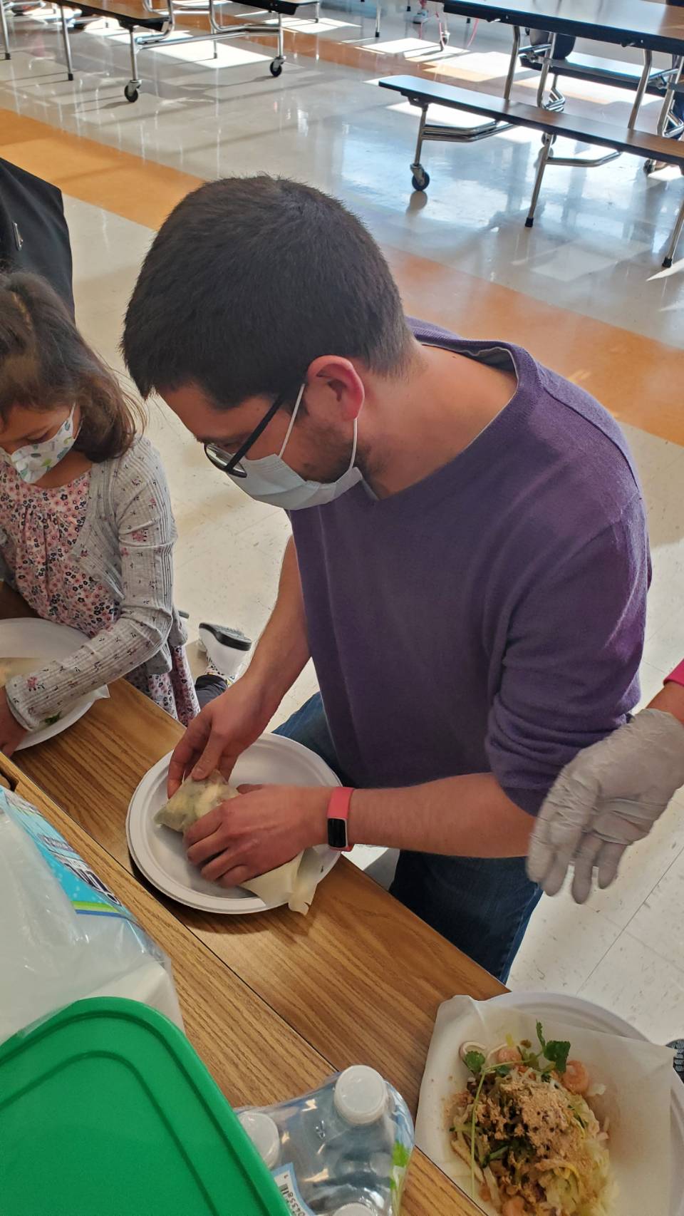 家長教小朋友如何把潤餅包的漂亮