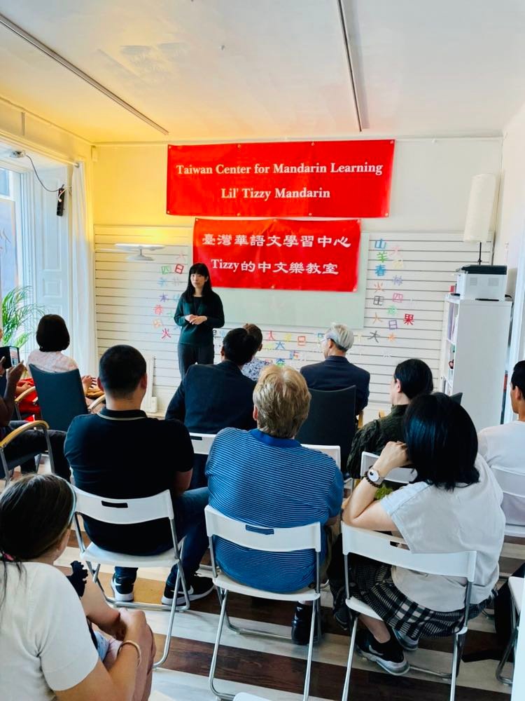 瑞典臺灣華語文學習中心負責人為活動致詞