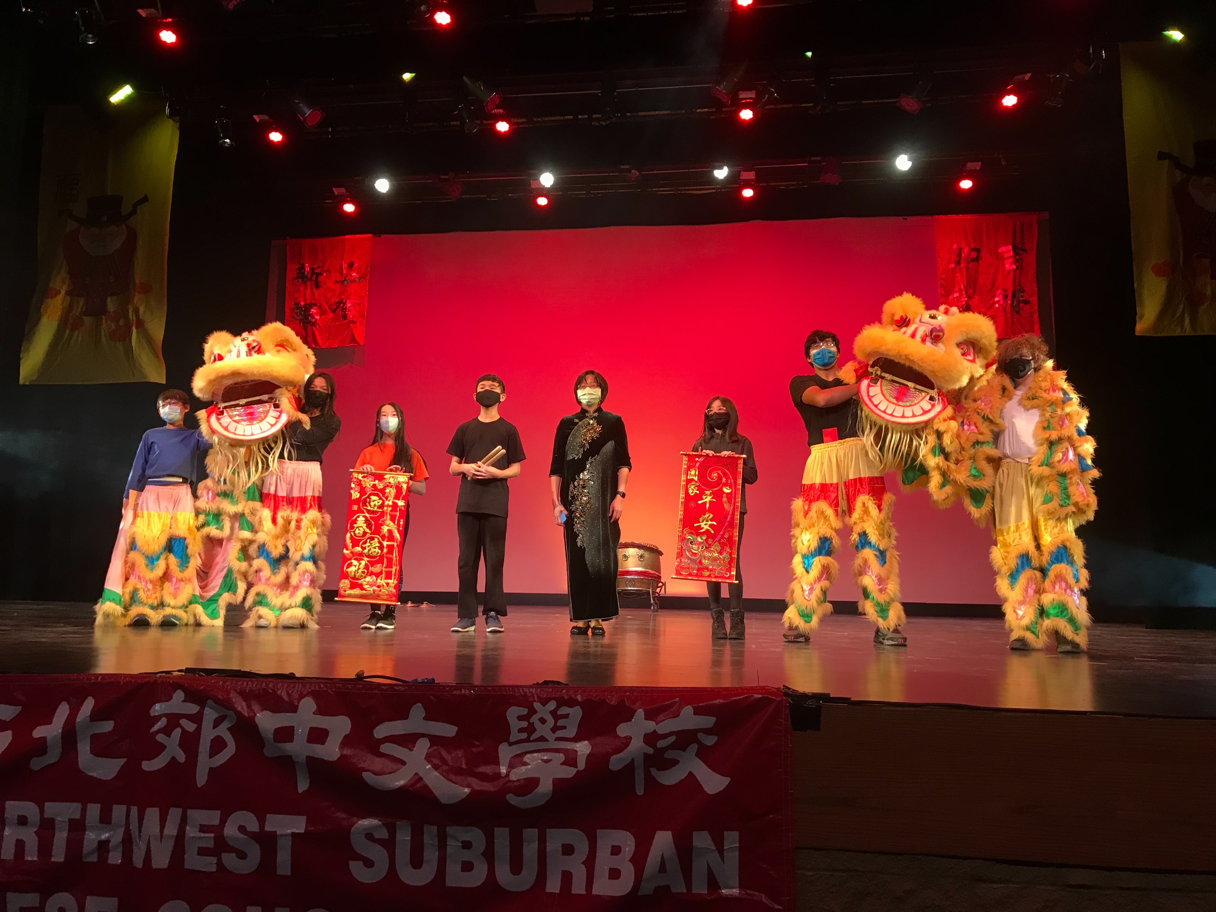 鍾令恬校長率領舞獅隊向大家拜年