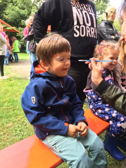 小朋友在畫臉時的可愛表情