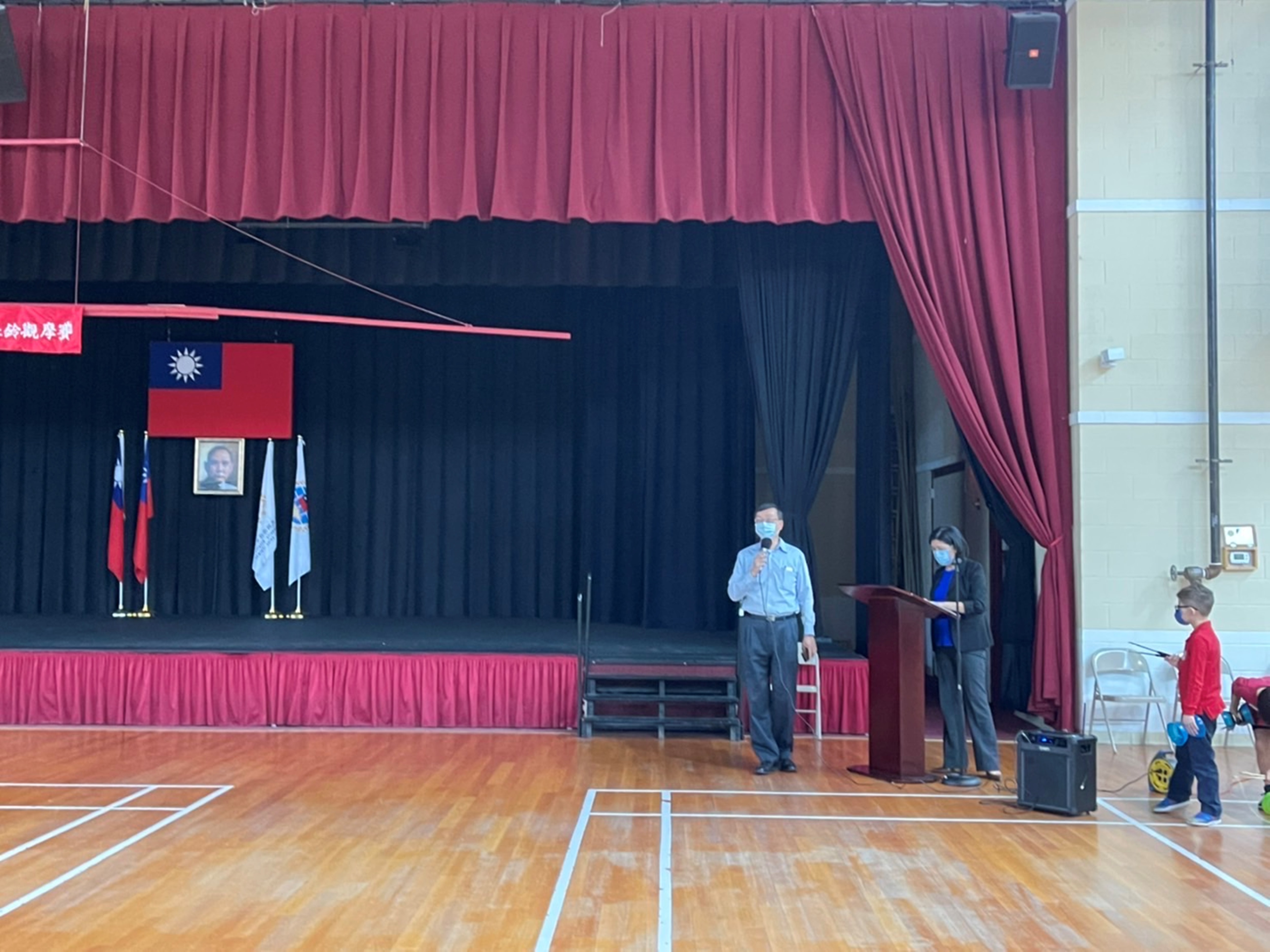 華府僑教中心主任郭大文致詞感謝主辦及協辦單位及學生家長 的辛勞