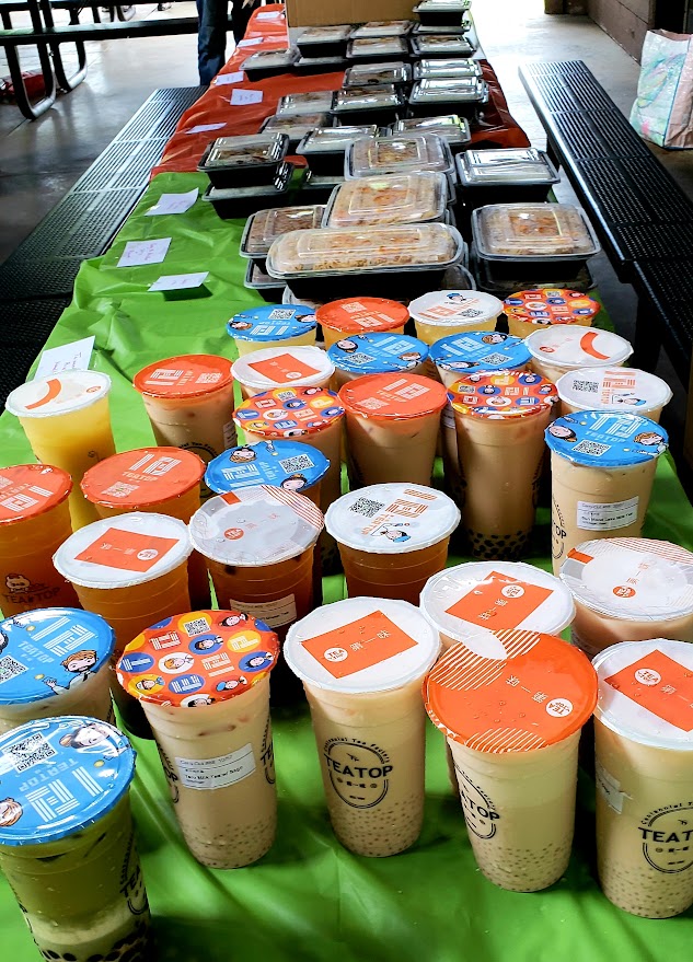 好吃的食物來了：有遠近馳名的蔡媽媽粽子、韓式紫菜包飯、肉絲炒米粉和葷、素餐盒。