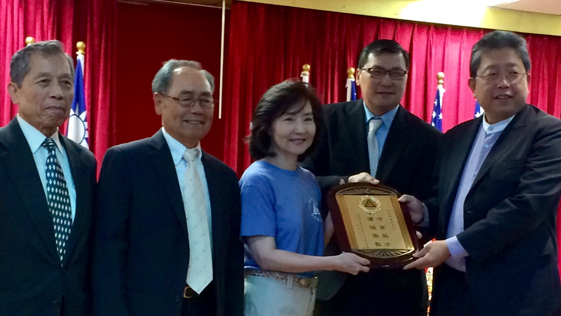 范琪君獲得「作育英才、澤被僑教」獎牌合影