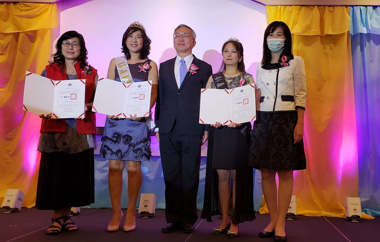 「駐舊金山經濟文化辦事處」副處長朱永昌、「金山灣區華僑文教服務中心」莊雅淑主任親自監交