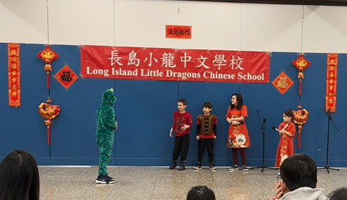 年獸來啦！由千惠老師和志工媽媽帶領Ｂ3班的孩子們，嘗試用雙語演出『年獸的故事』