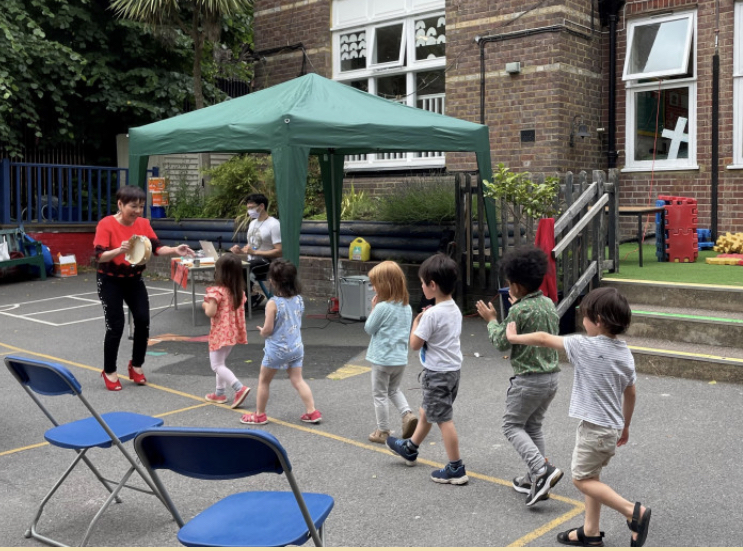 華夏小朋友們在老師帶領下，準備端午主題兒歌表演。