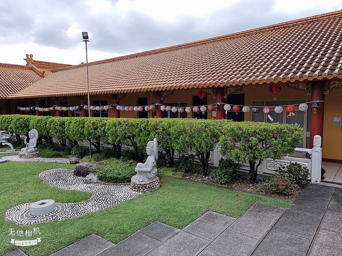 燈籠作品展示於中天寺的迴廊