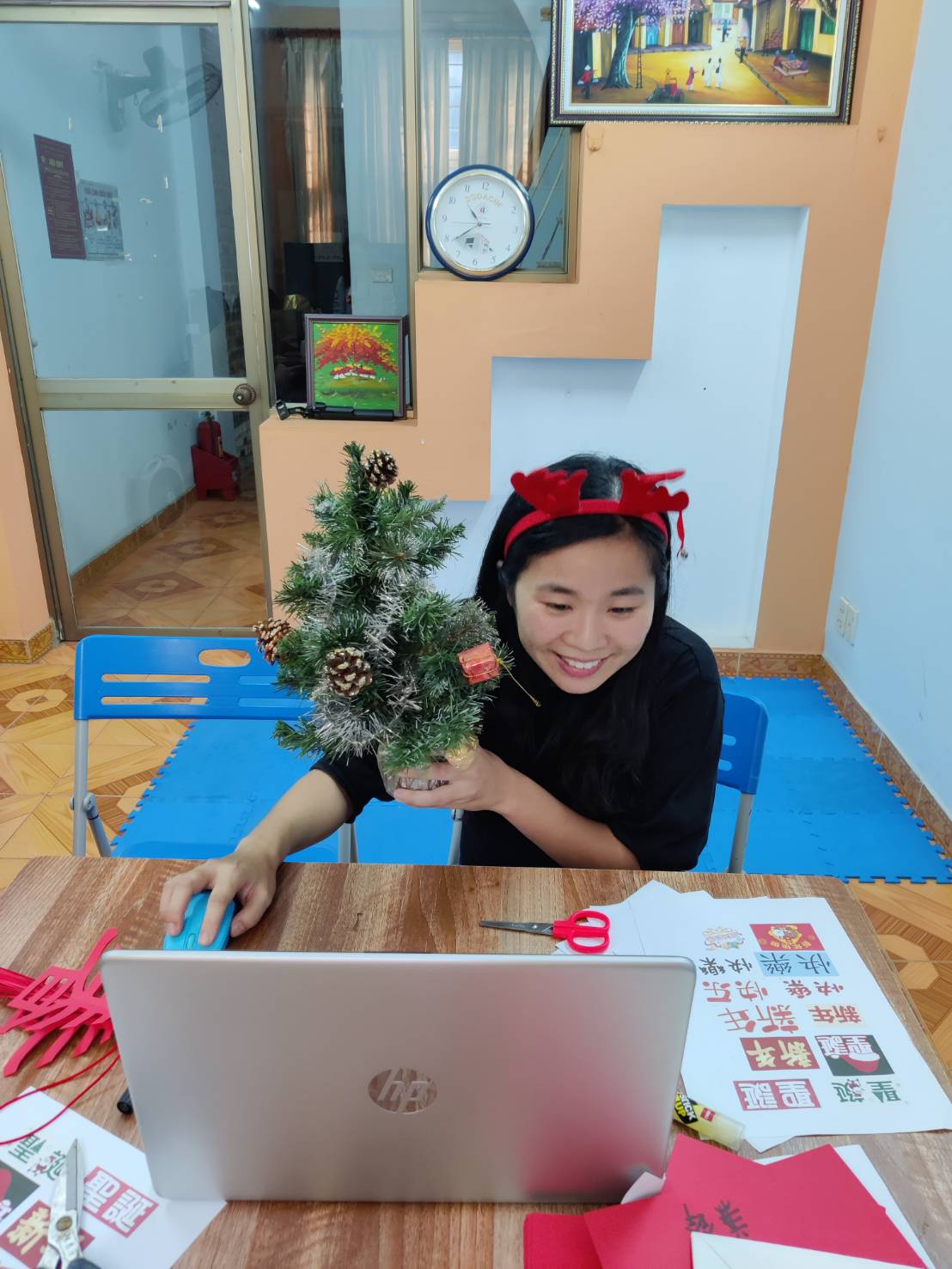 台灣老師帶領小朋友寫卡片