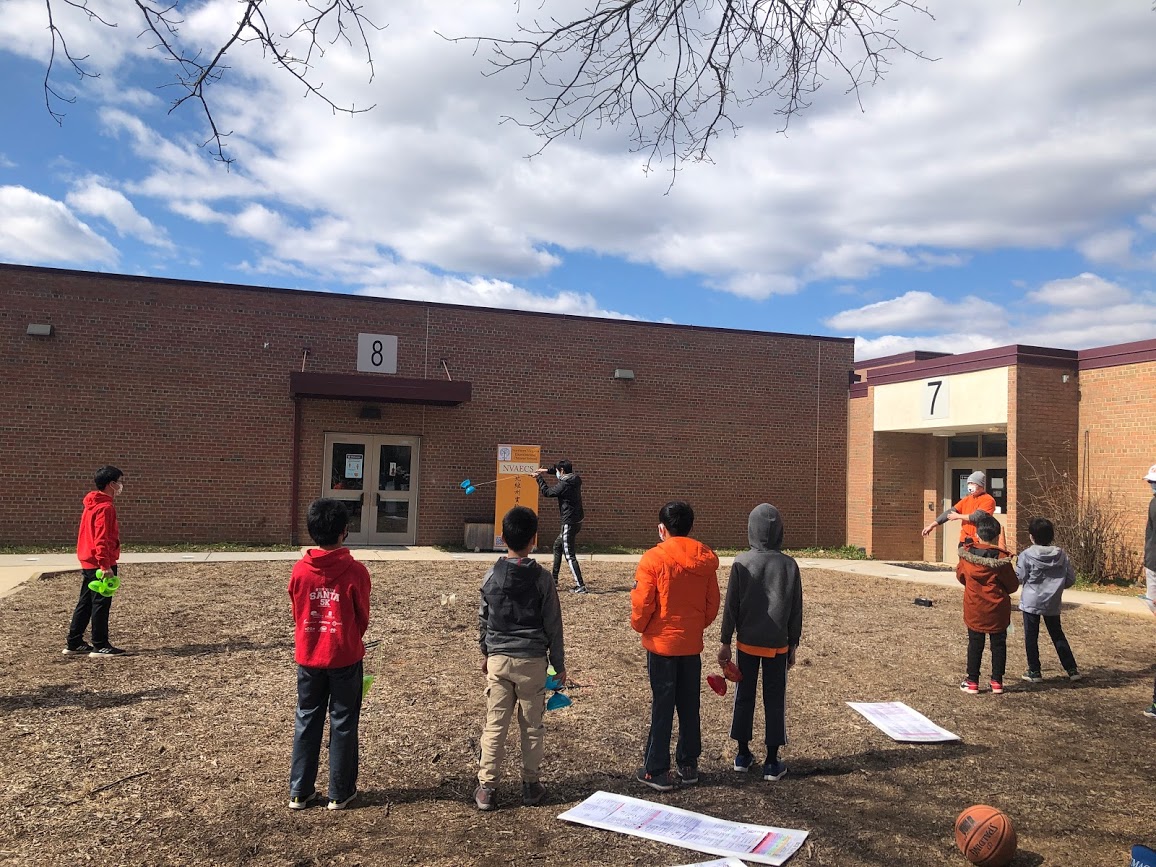 學生們保持安全距離，開心學習