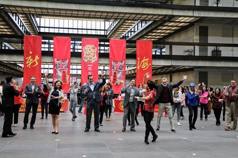 趙君宜老師帶領貴賓和觀衆們一起跳「恭喜恭喜」舞蹈，現場「嗨」到最高點。