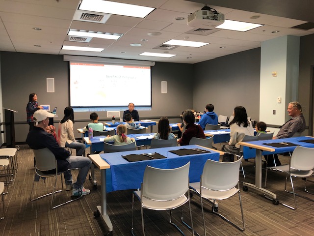 來參觀的人士及學生聆聽張霆老師書法教學