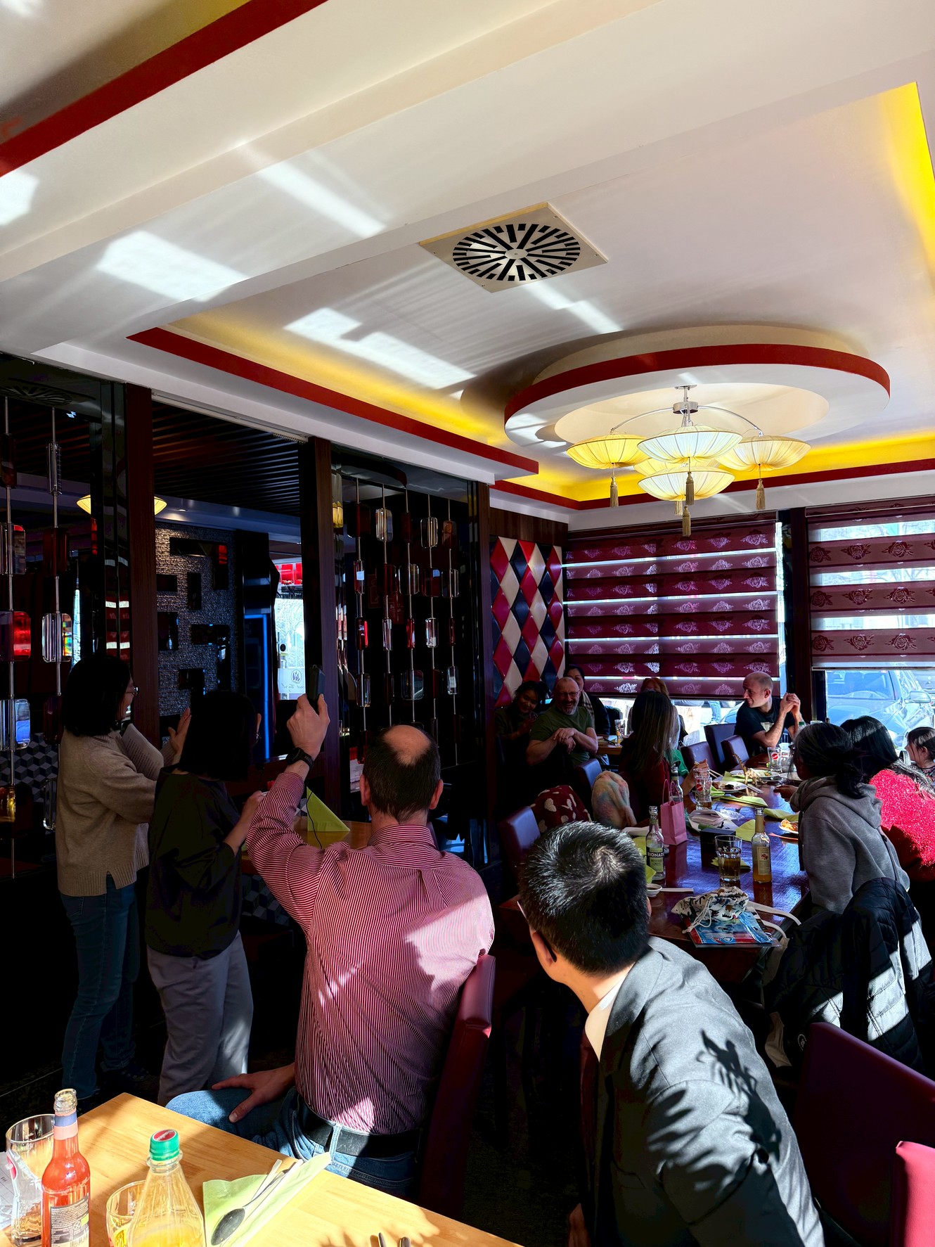 猜燈謎引發搶答熱潮，大人小孩全神貫注，現場氣氛瞬間沸騰