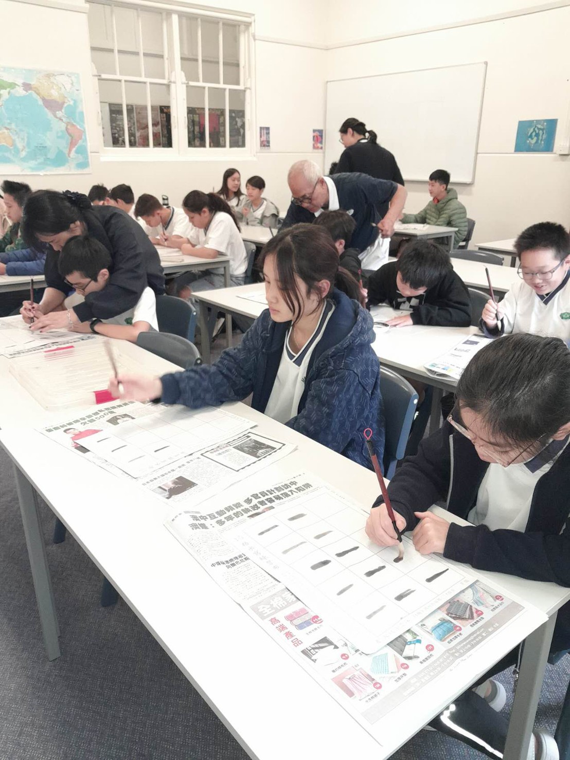 學生依照講師講解書寫筆順