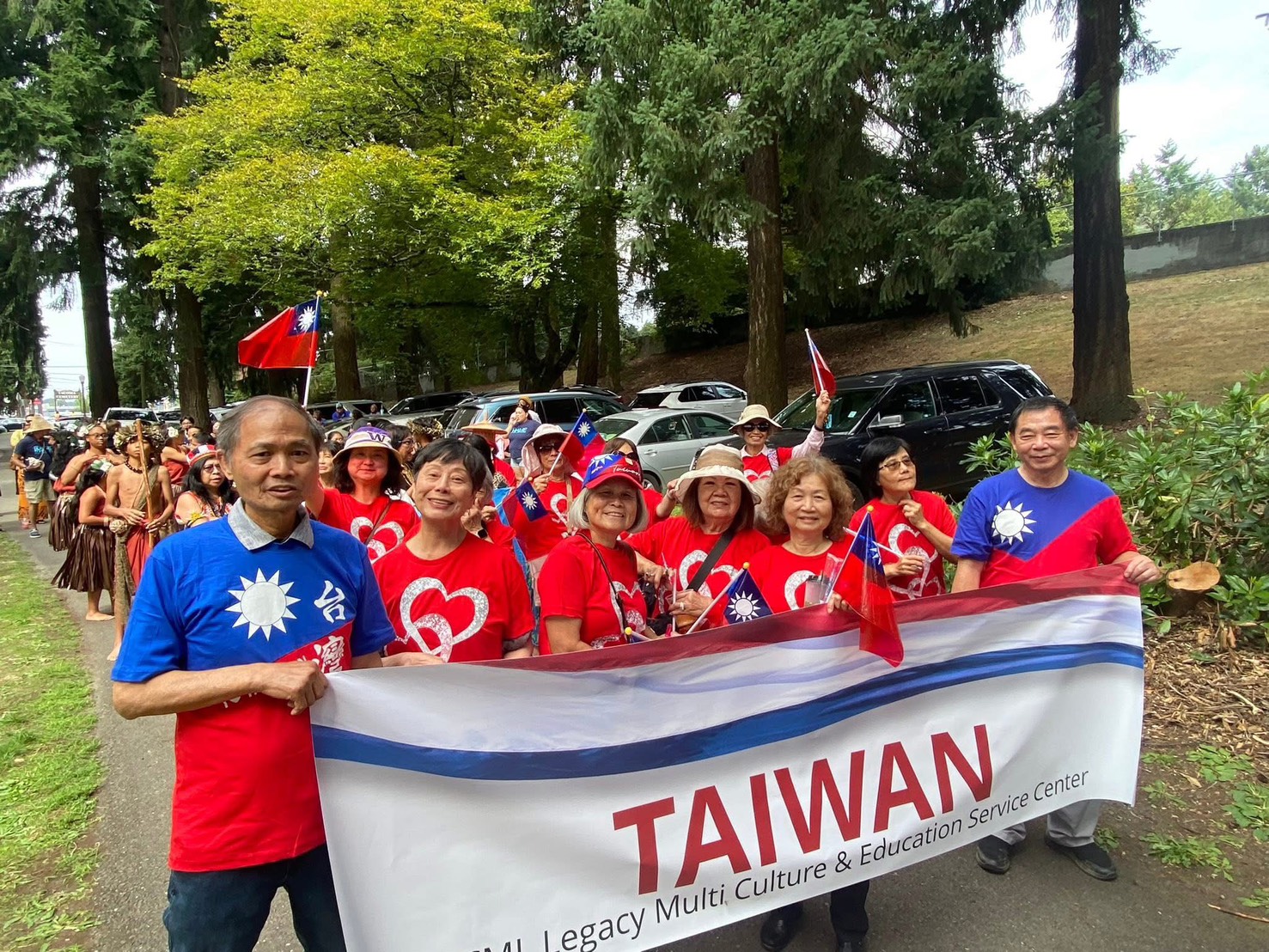 僑胞組隊參加遊行