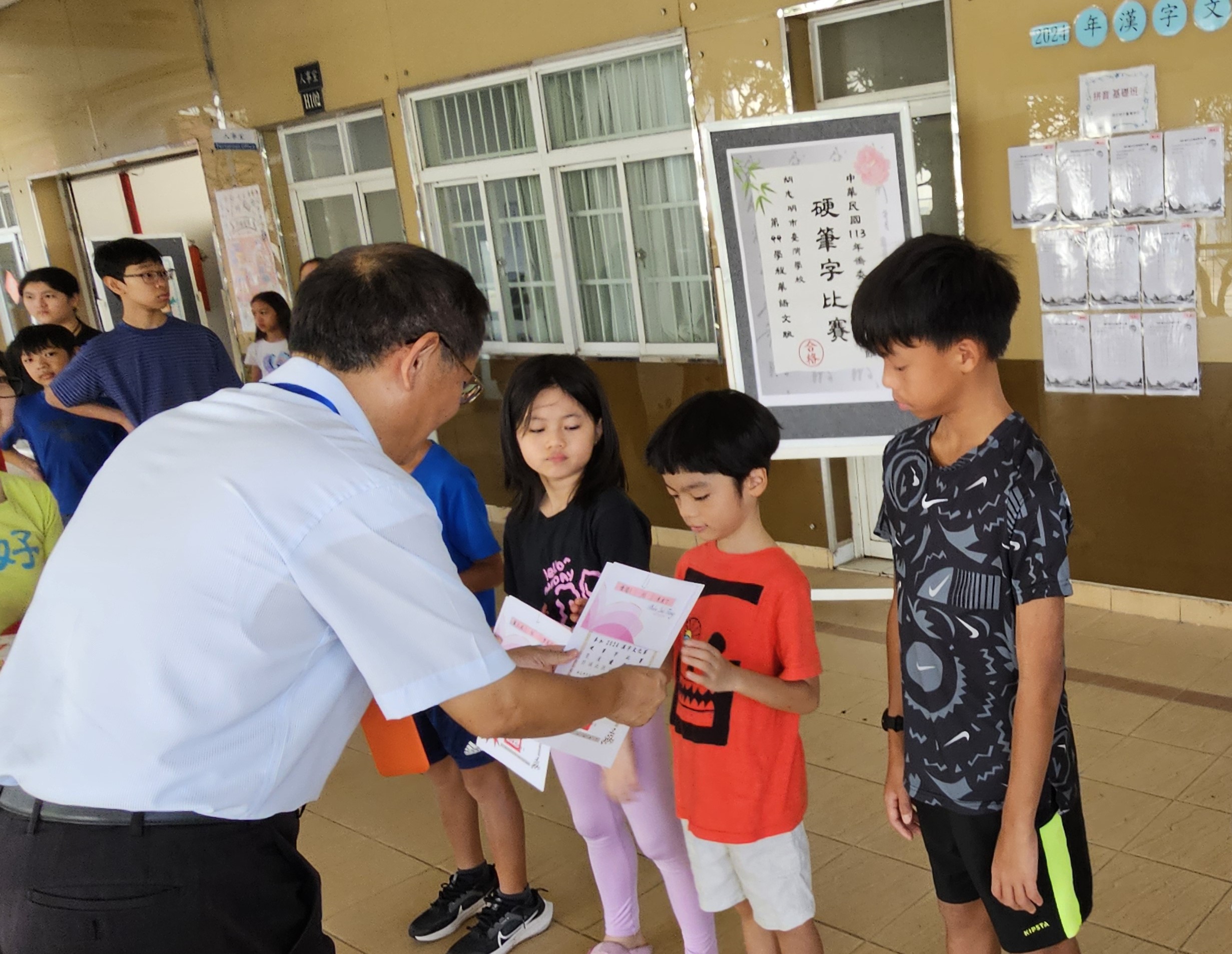 校長莫恒中頒發學生獎狀和獎品