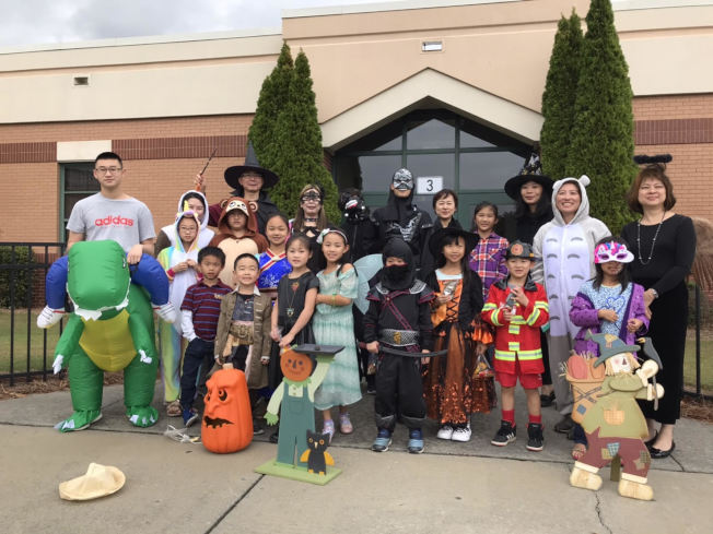 參與萬聖節活動師生合影。(台灣學校提供)