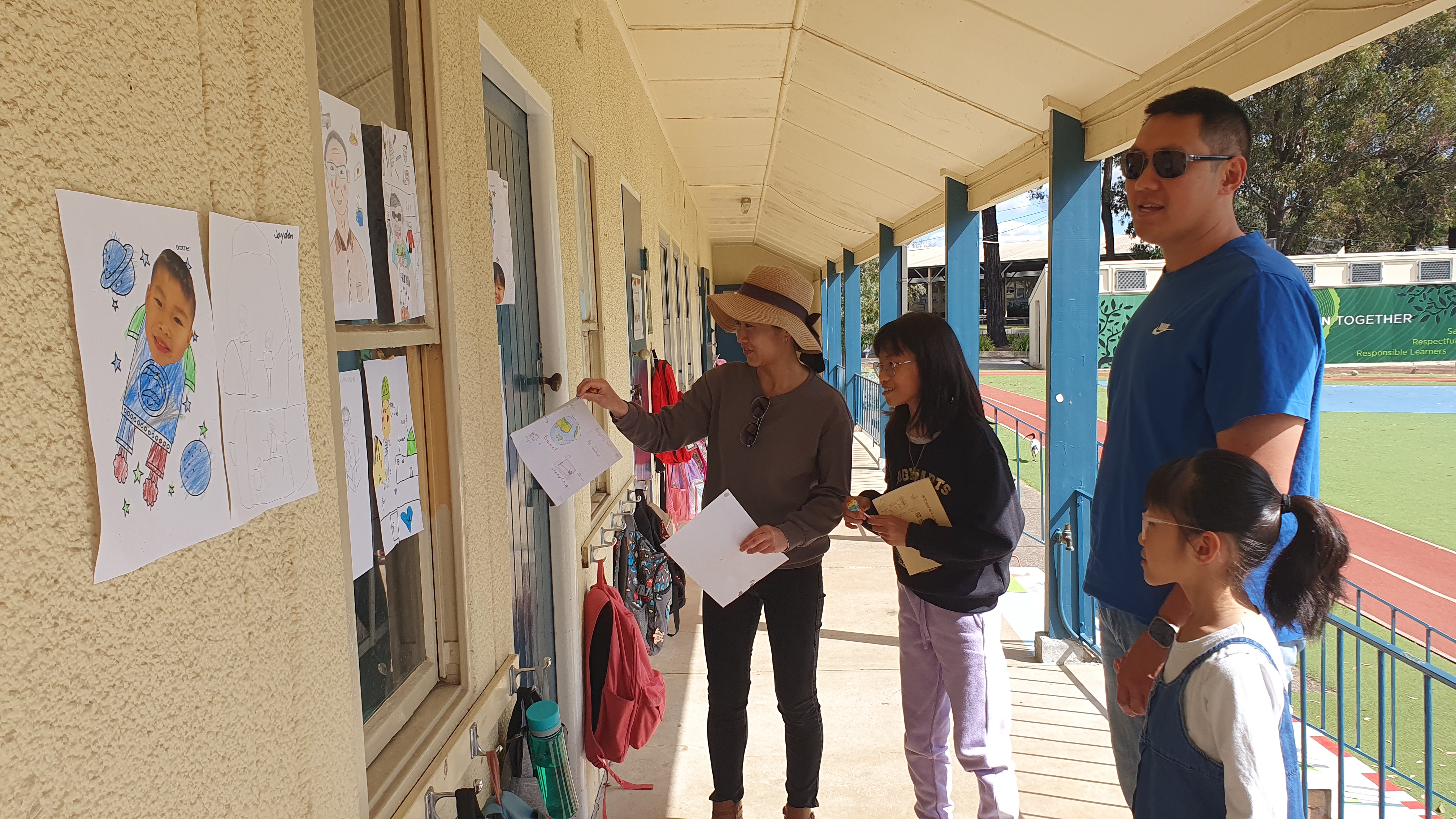 家長找尋自己孩子的作品