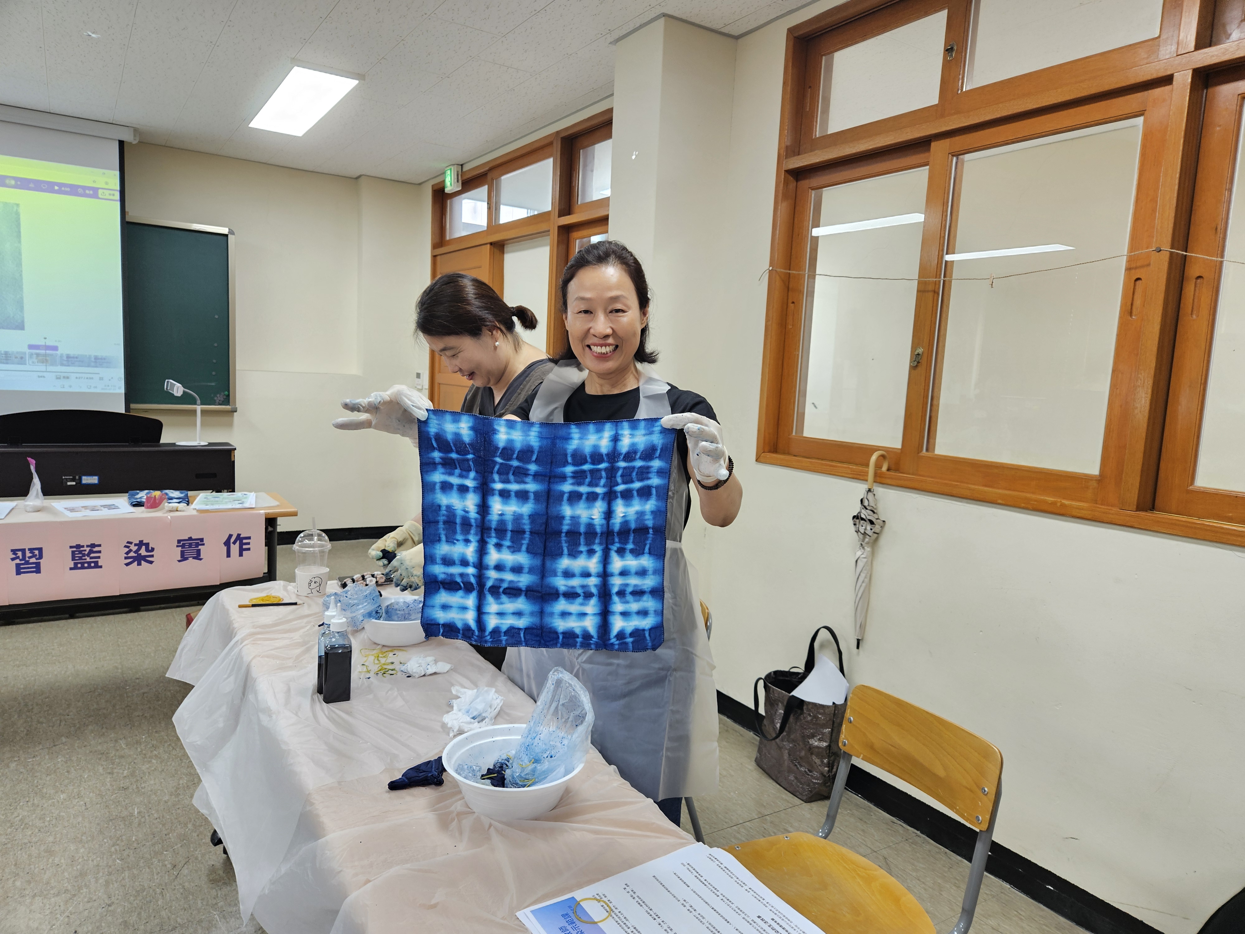 笑容藏不住對作品的喜愛。