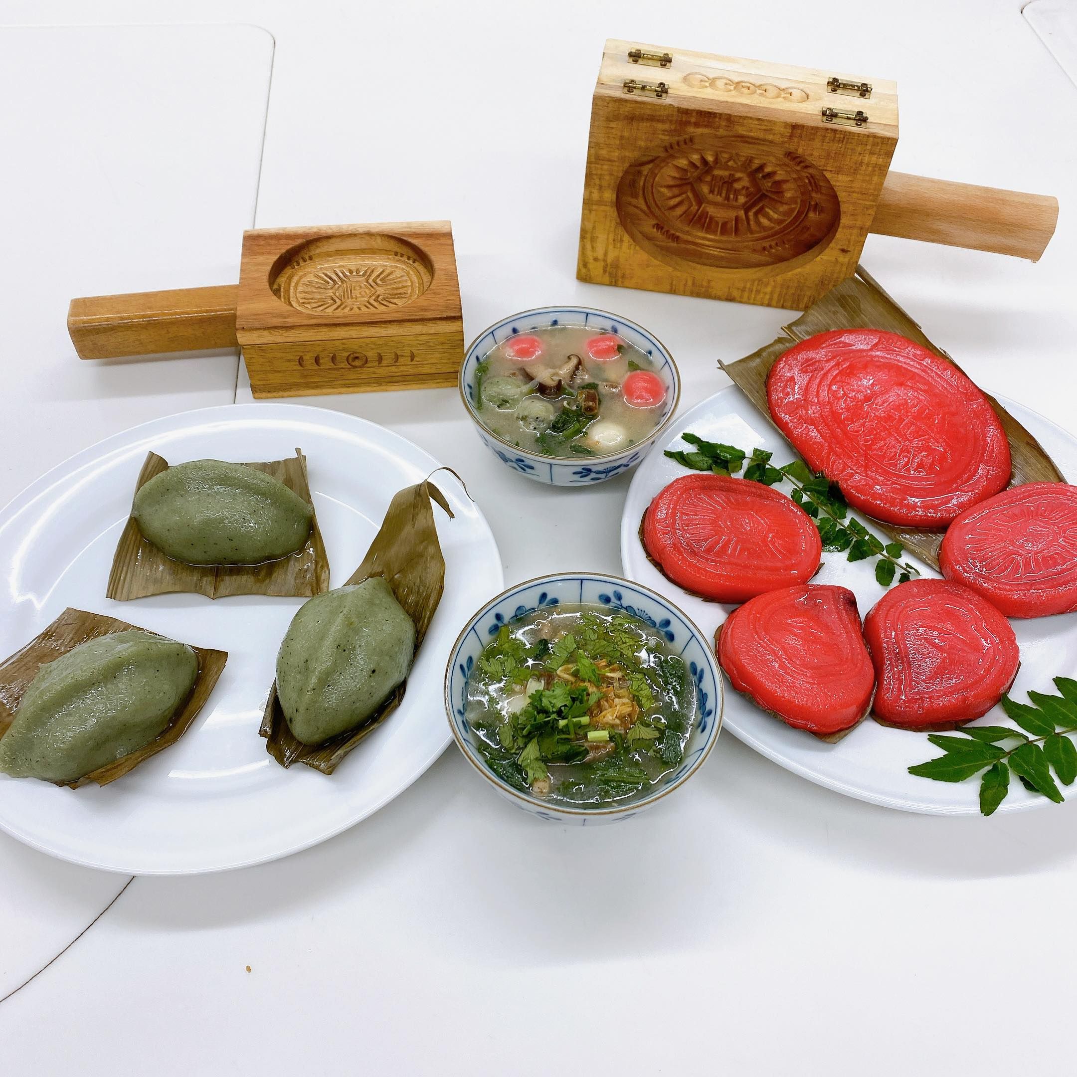 老師示範的美味的紅龜粿(客家紅粄)和草仔粿(客家豬籠粄)、客家鹹湯圓