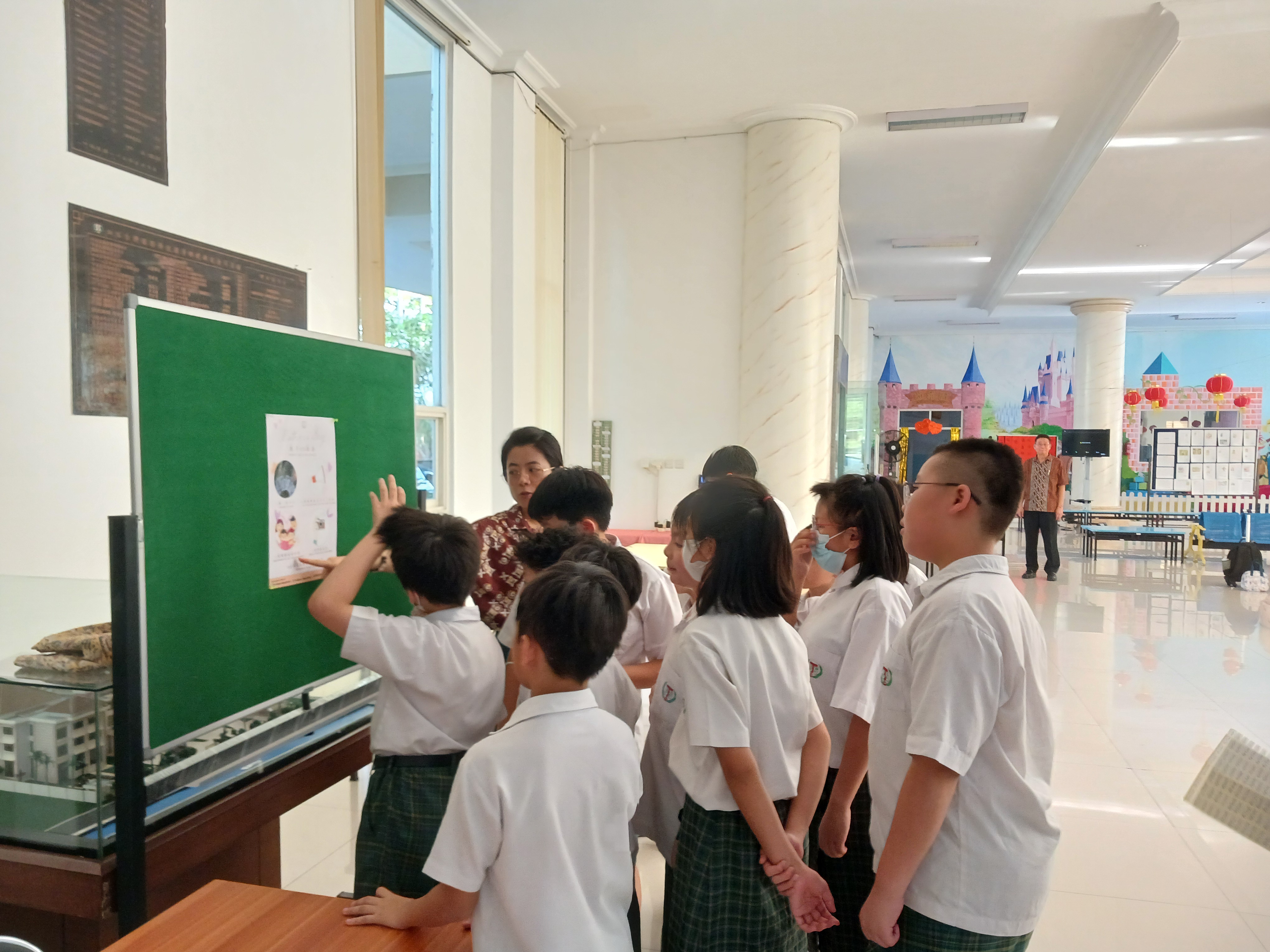 2024泗水臺校正體漢字文化節活動＜親子FUN華語＞，導師帶領四年級學生了解闖關流程