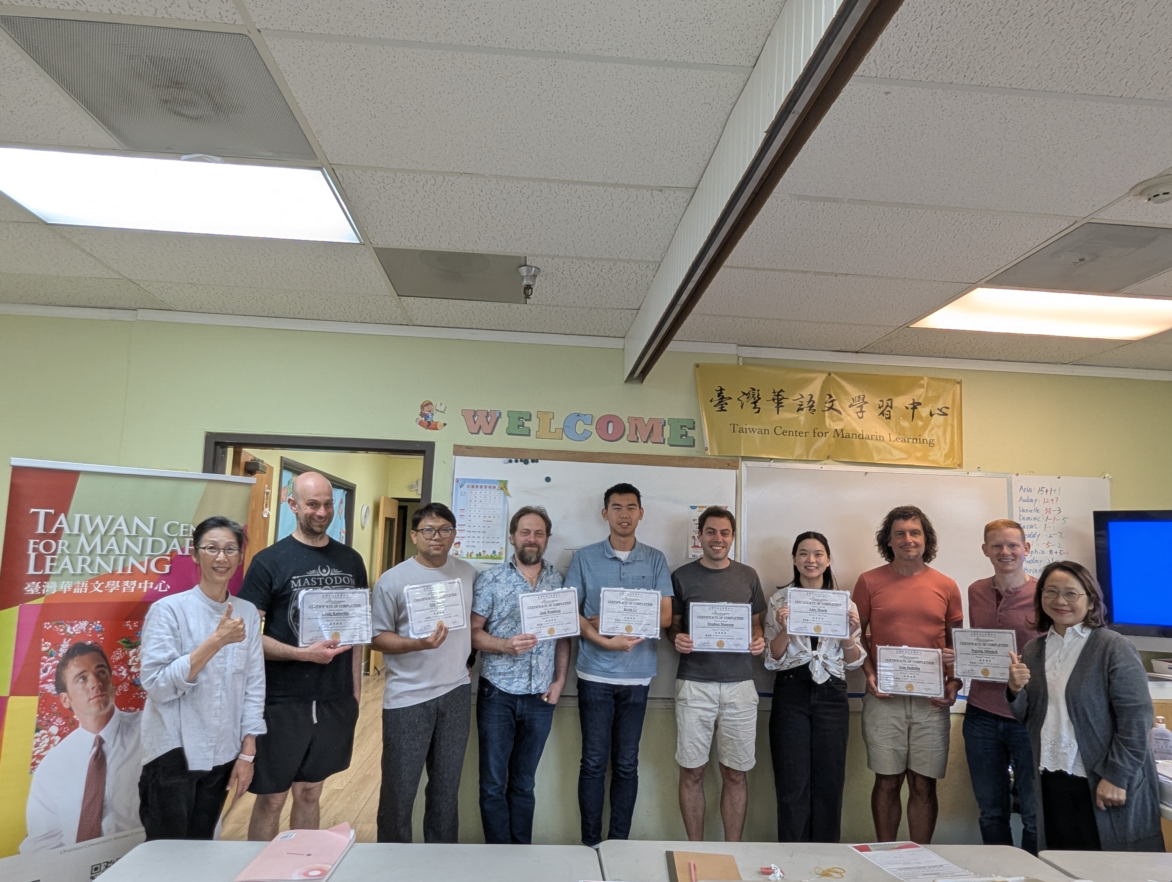 學員們領取結業證書，相約下一期再見