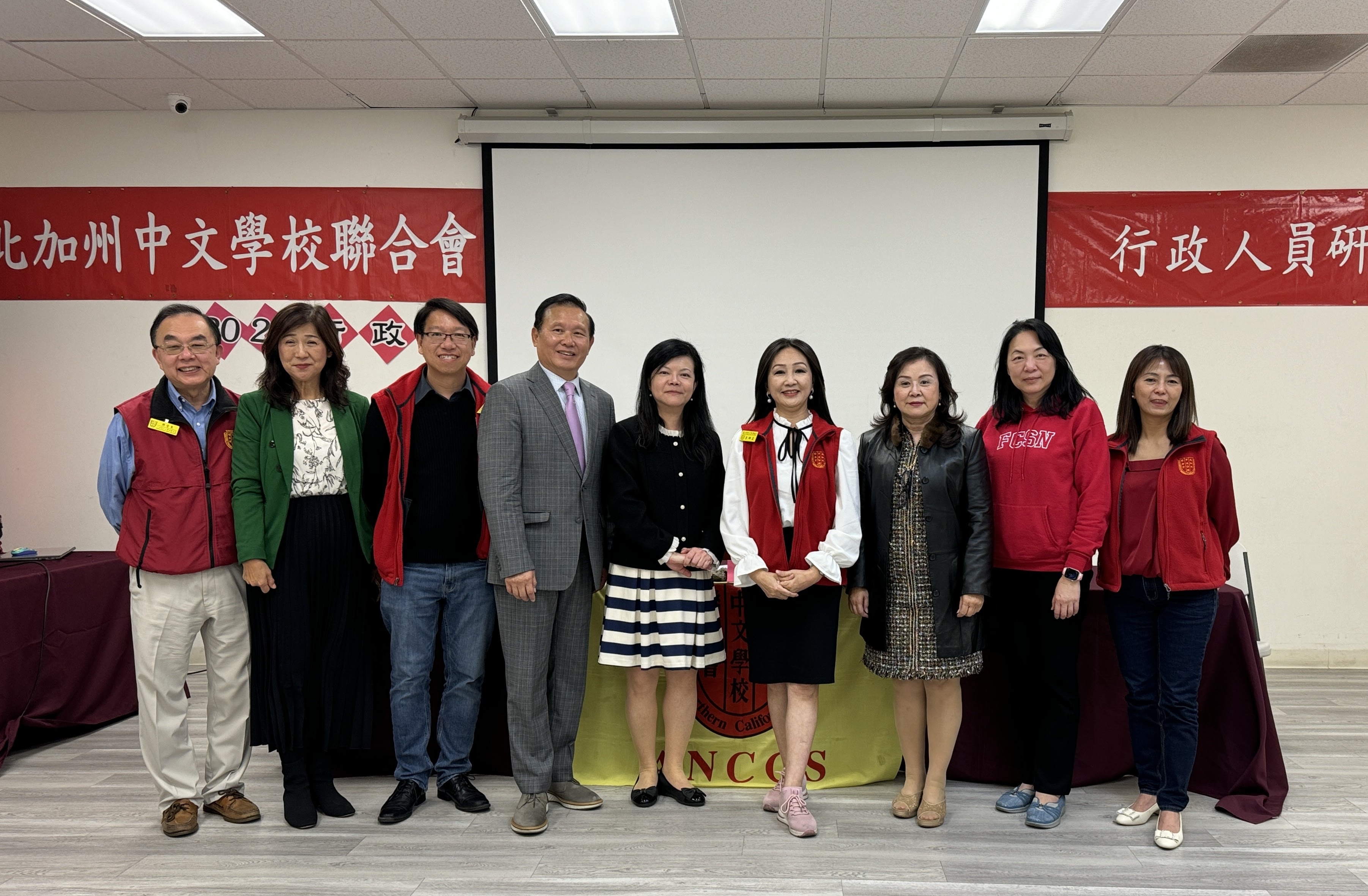 講員與中文學校聯合會幹部合影
