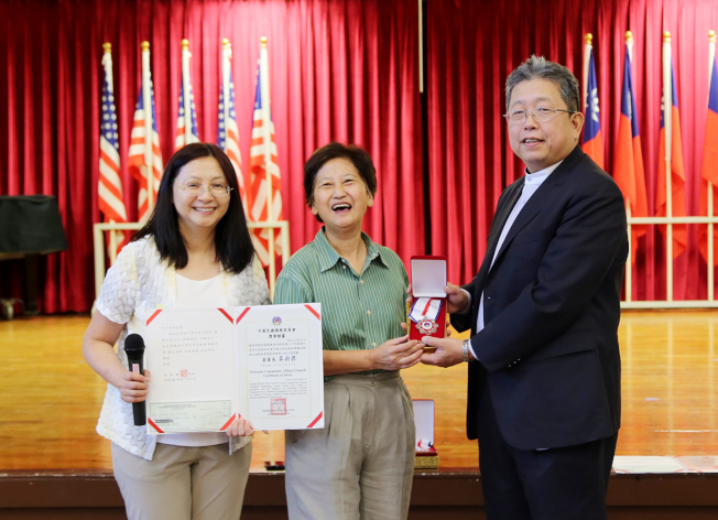 劉經巖(右)和傅瑾玲(左)頒發證書、獎章和獎金給教學服務滿20年的蔡仲彥。(記者張蕙燕／攝影)