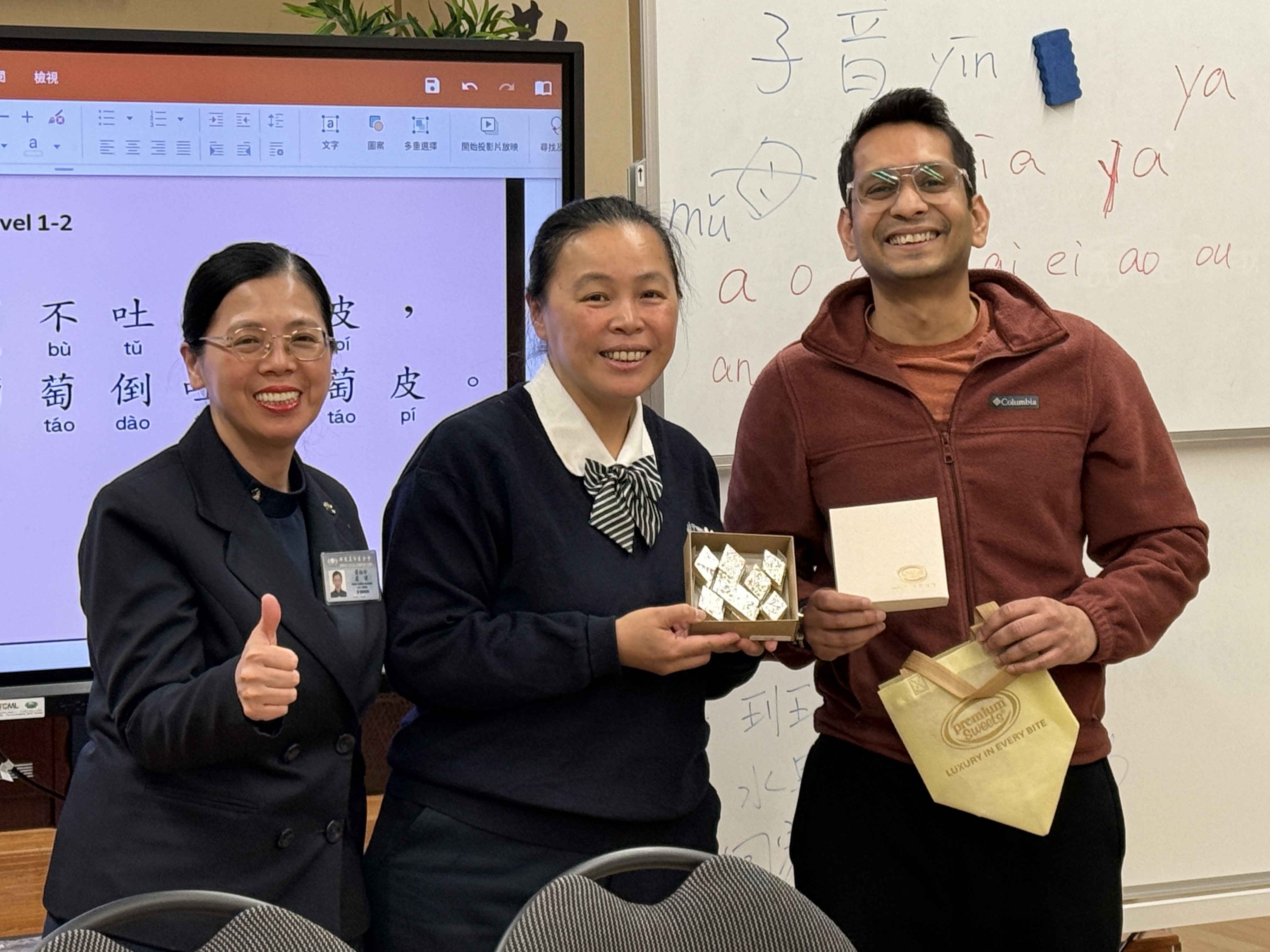 印度裔學員 Sohel Suterwala 更熱心地帶來傳統印度甜點與全班分享，展現了 TCML 跨文化交流的美好特質。