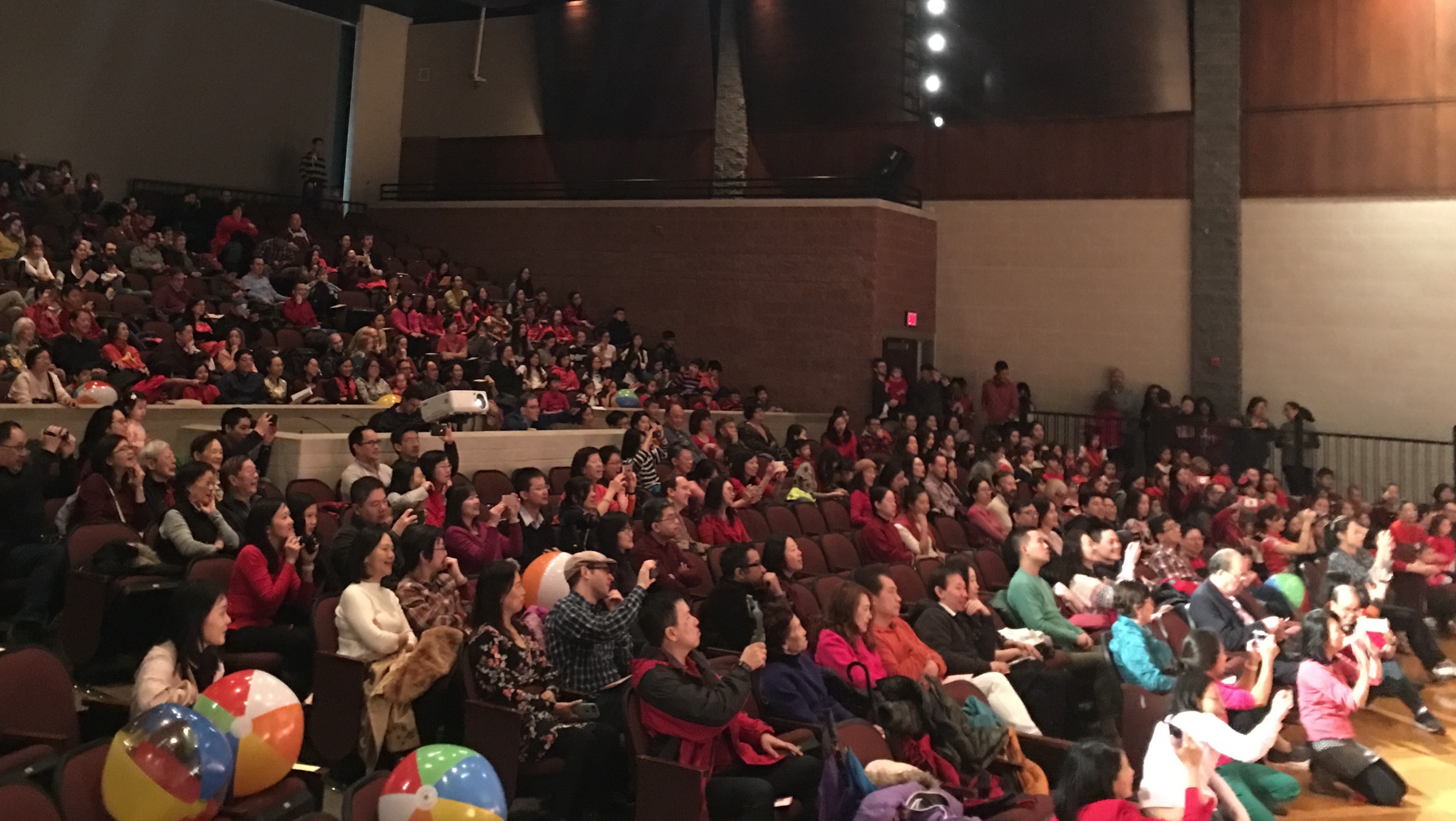 全校師生家長近500百人歡慶春節