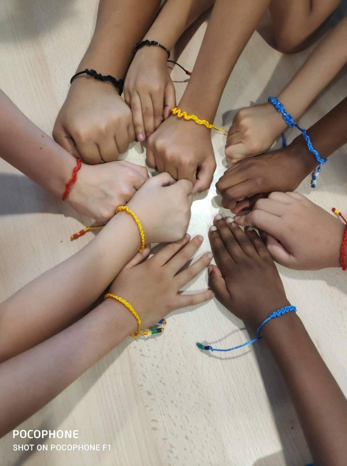 法國亭林中文學校於7月11日舉辦為期6天的夏令營活動，圖為學員們展示編織的手環。