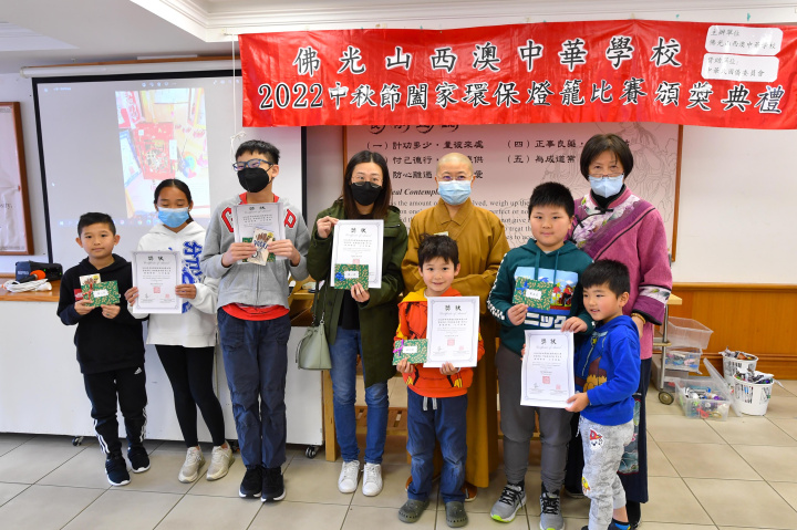 得獎者與曾校長（右一）、妙博師父全體合影